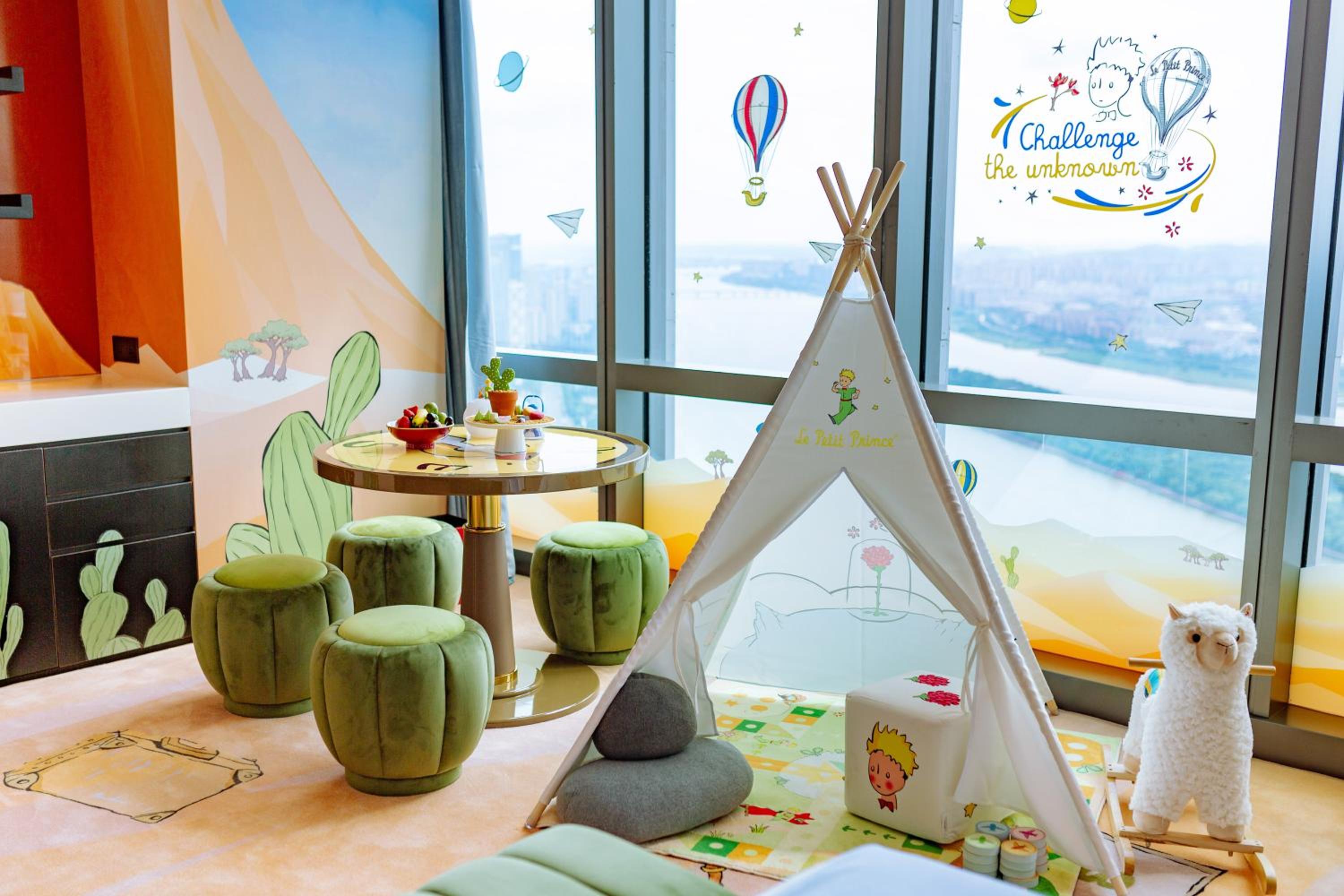 Family Room with One King Bed, One Bunk Bed and River View - Lepetie-Themed photo 3