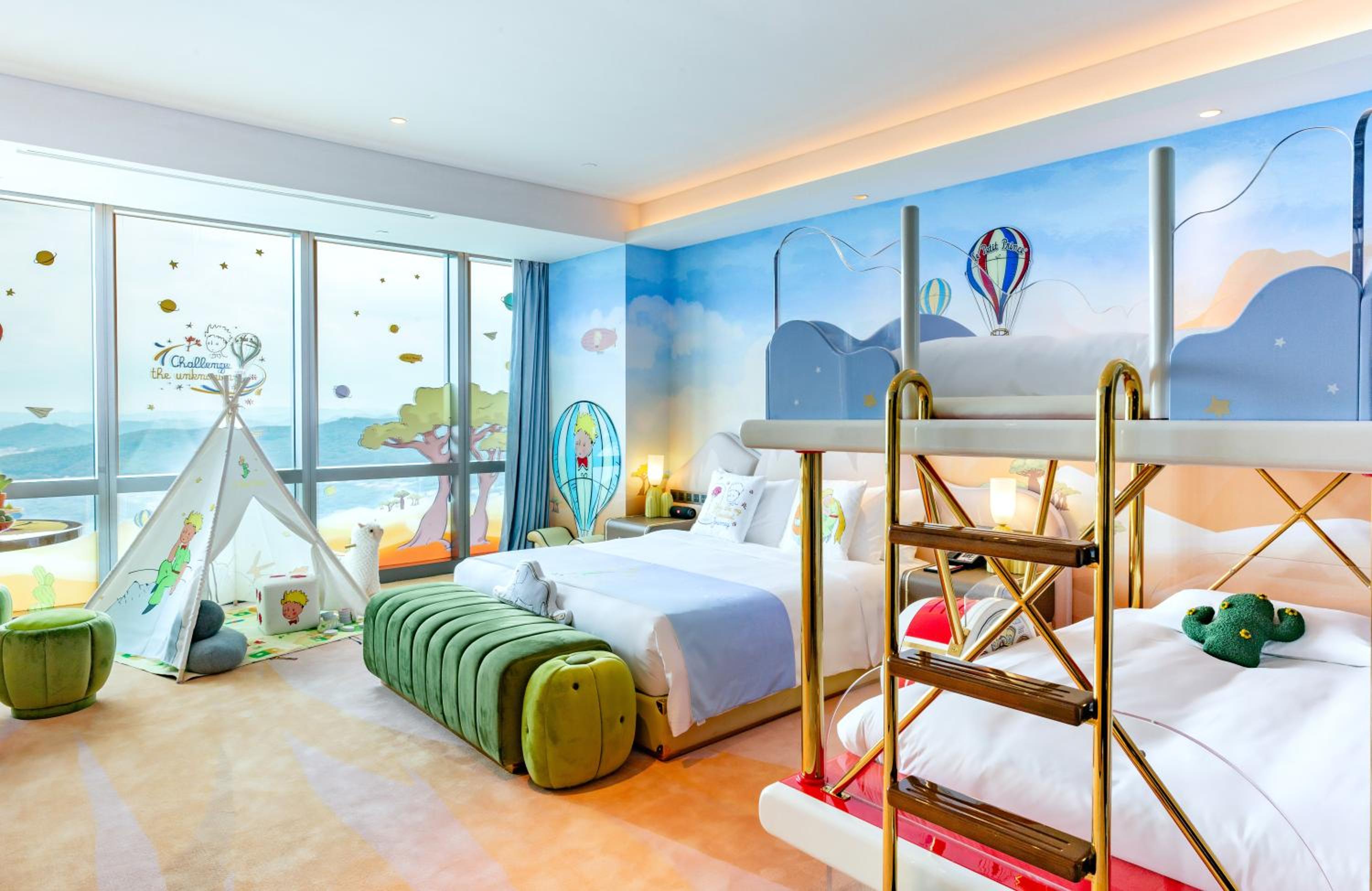 Family Room with One King Bed, One Bunk Bed and River View - Lepetie-Themed photo 2