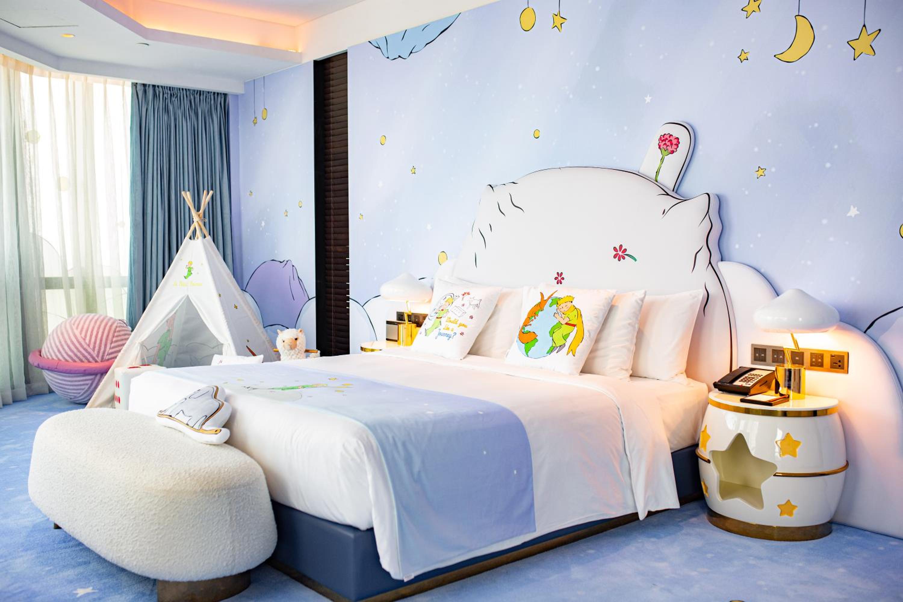 Family Suite with One King Bed and One Bunk Bed - Lepetie-Themed photo 1