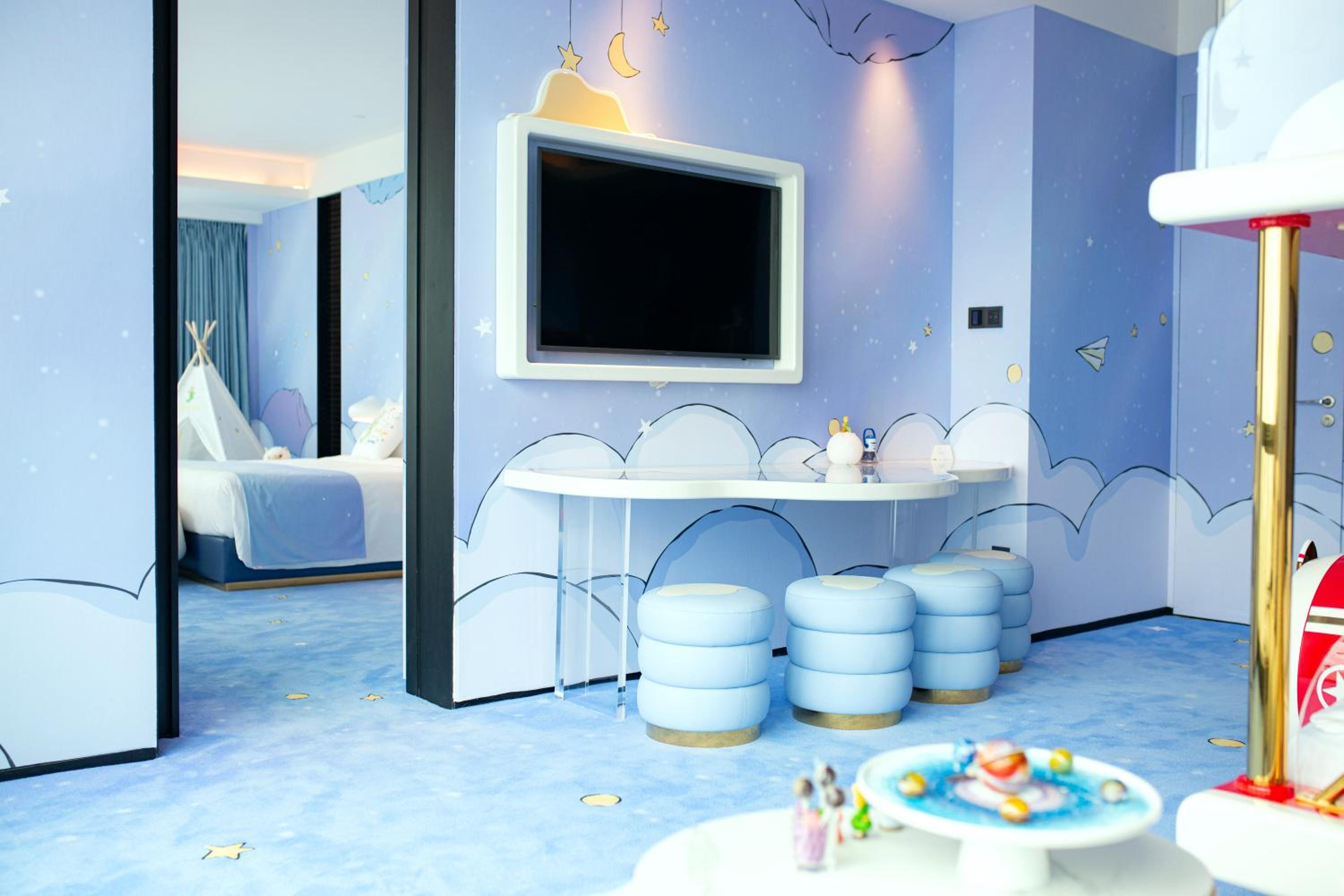 Family Suite with One King Bed and One Bunk Bed - Lepetie-Themed