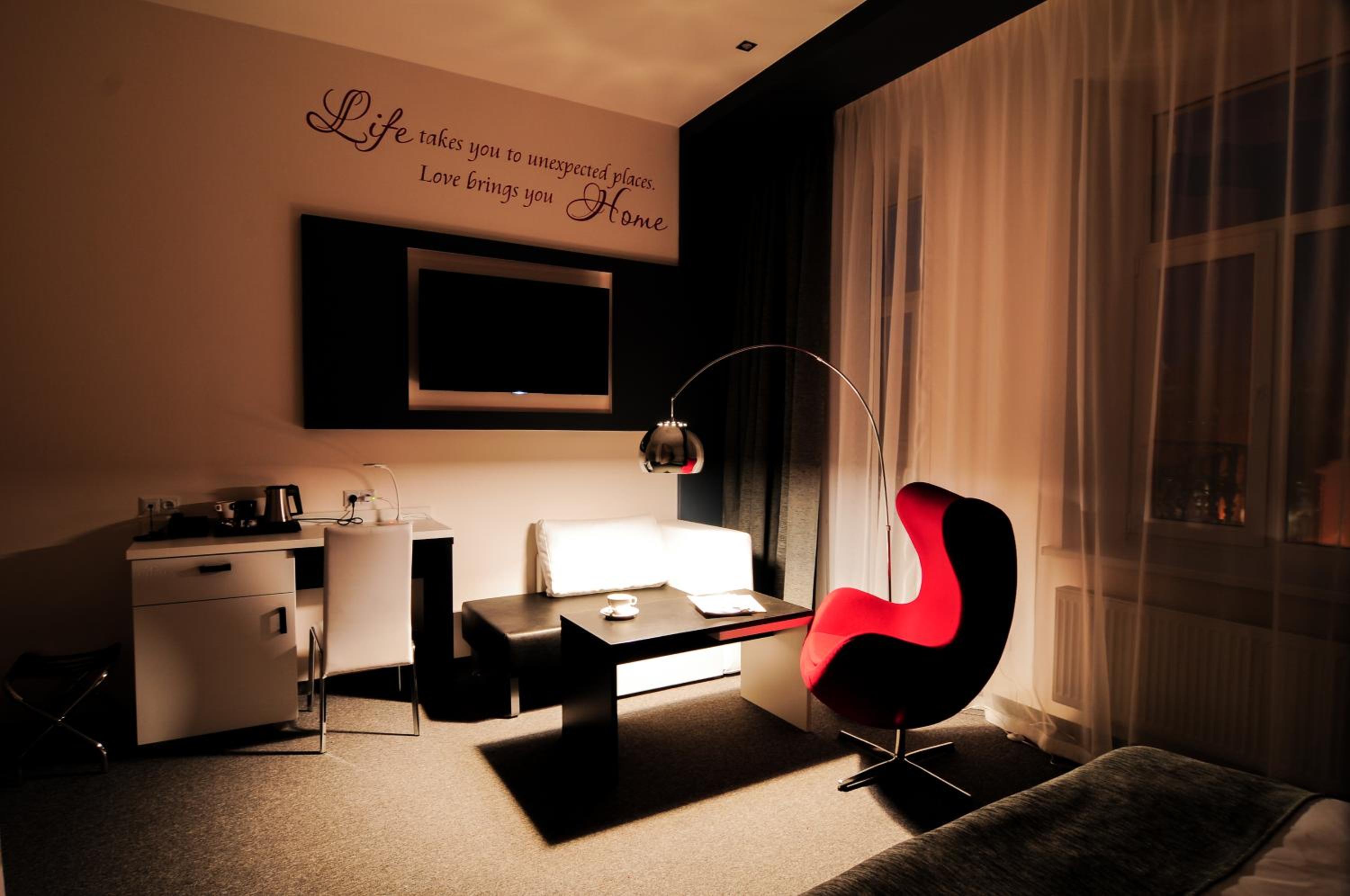 Business Double or Twin Room with Balcony and Sofa Bed - Photo 6