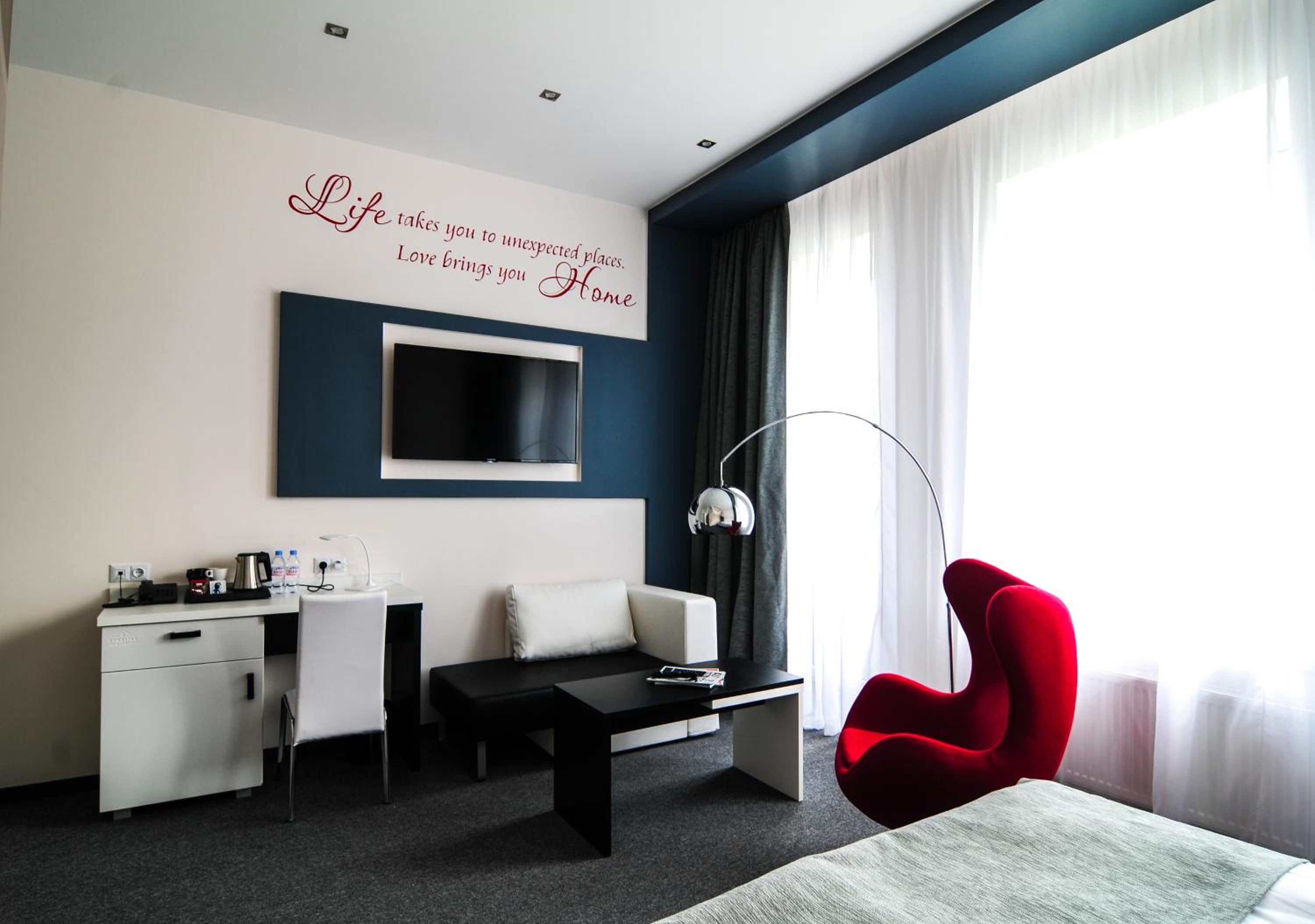Business Double or Twin Room with Balcony and Sofa Bed - Photo 4