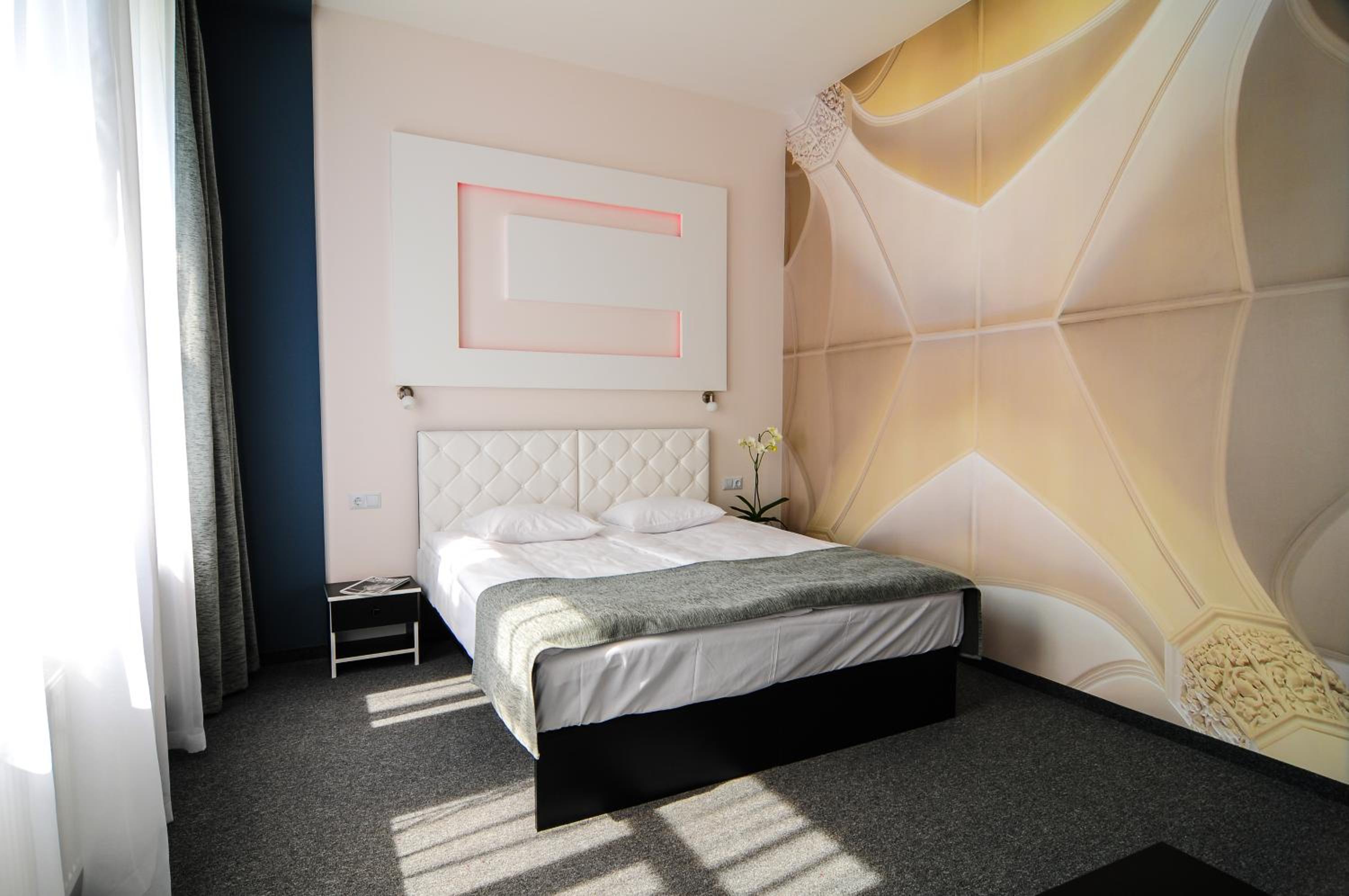 Business Double or Twin Room with Balcony and Sofa Bed - Photo 5