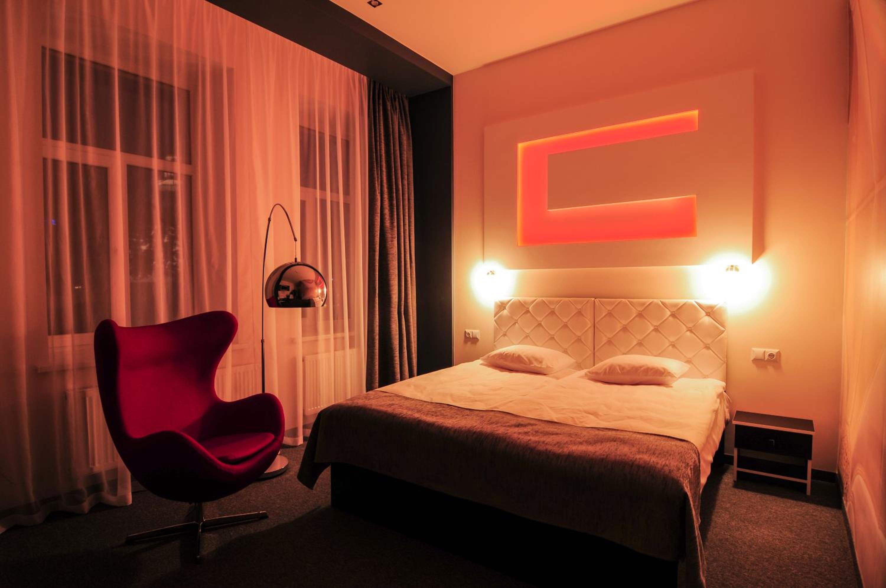 Business Double or Twin Room with Balcony and Sofa Bed - Photo 2