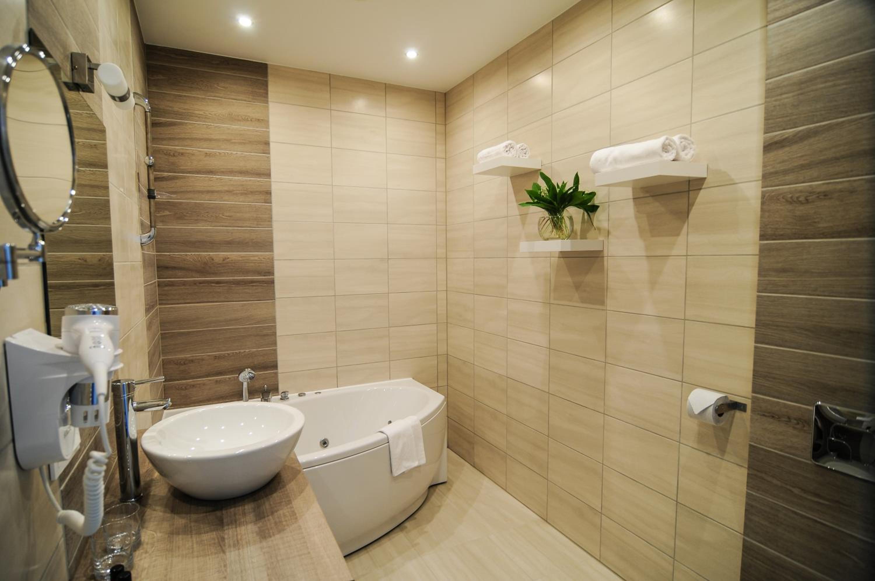 Business Double or Twin Room with Balcony and Sofa Bed - Photo 10