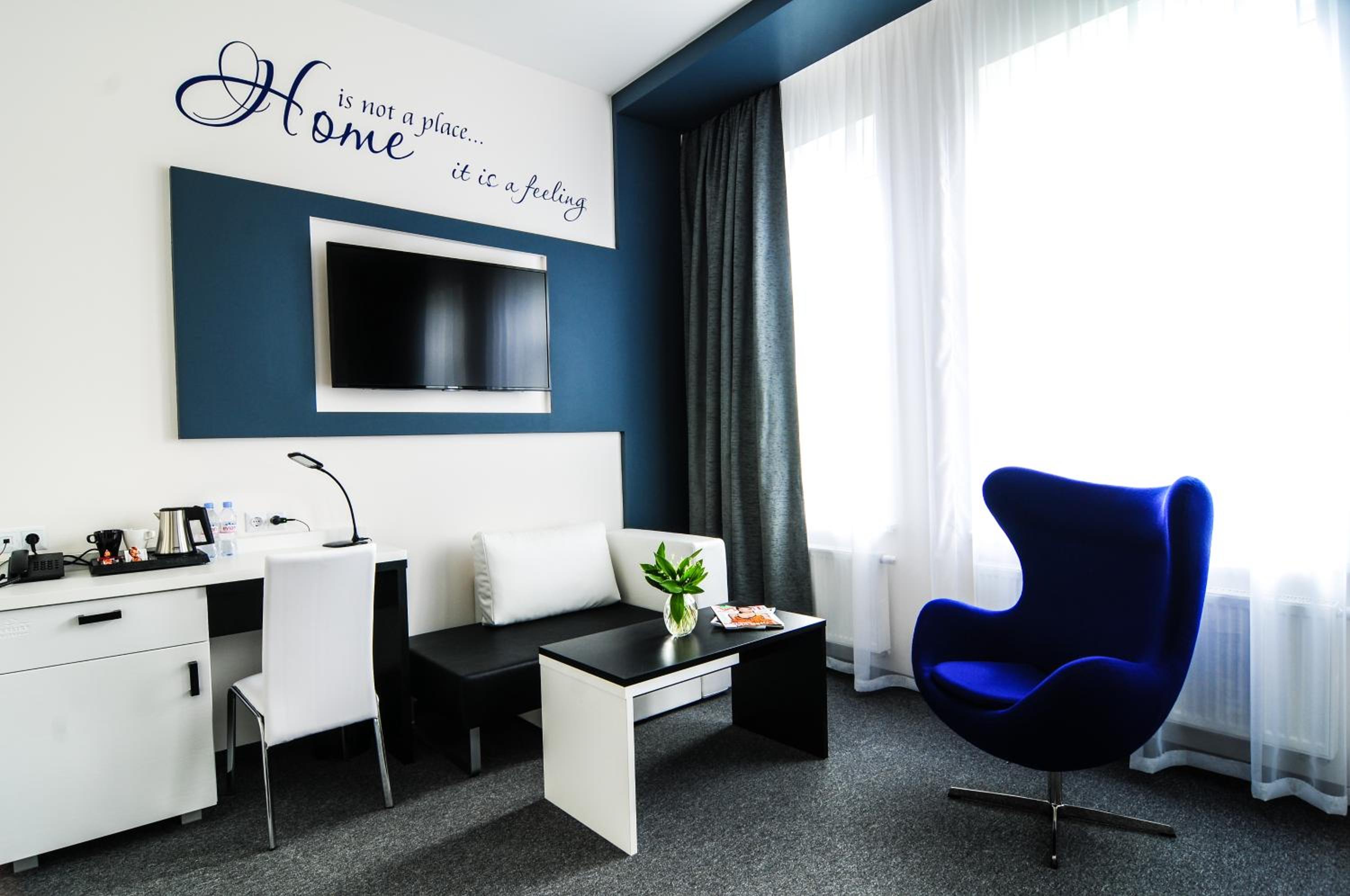 Business Double or Twin Room with Sofa Bed - Photo 4