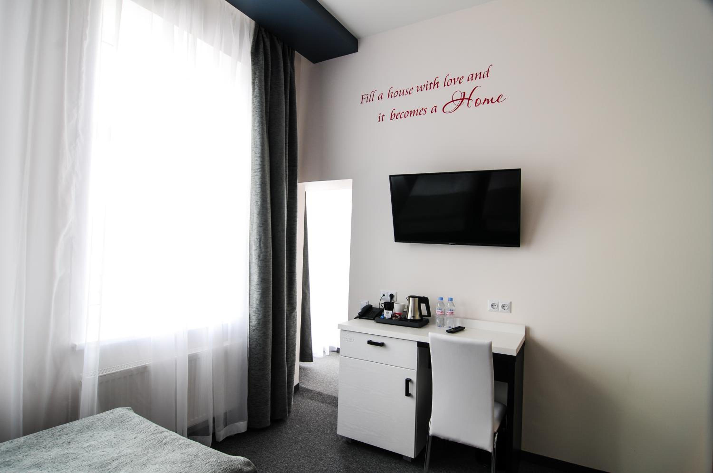 Double or Twin Room with Balcony - Photo 2