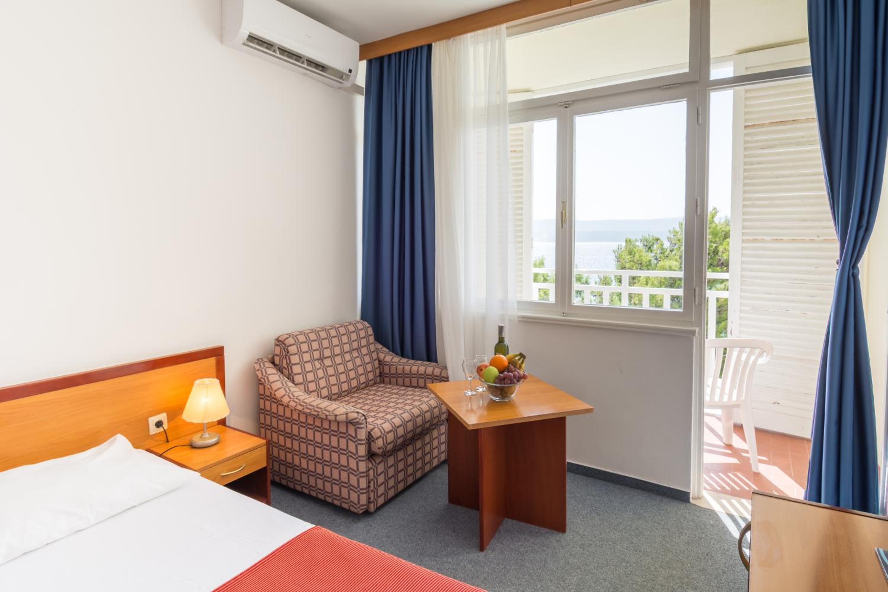Superior Twin Room with additional bed, Sea side, Balcony  - Photo 8