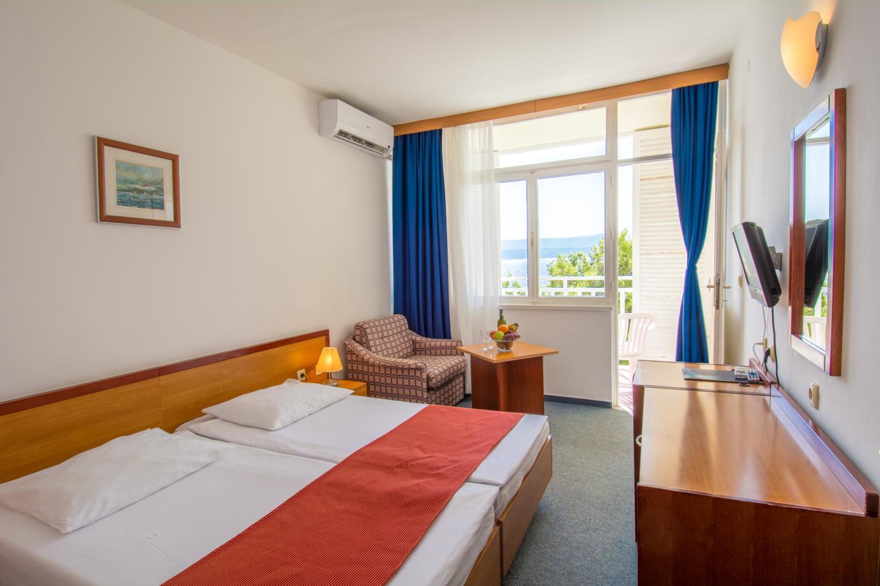 Superior Twin Room with additional bed, Sea side, Balcony  - Photo 7