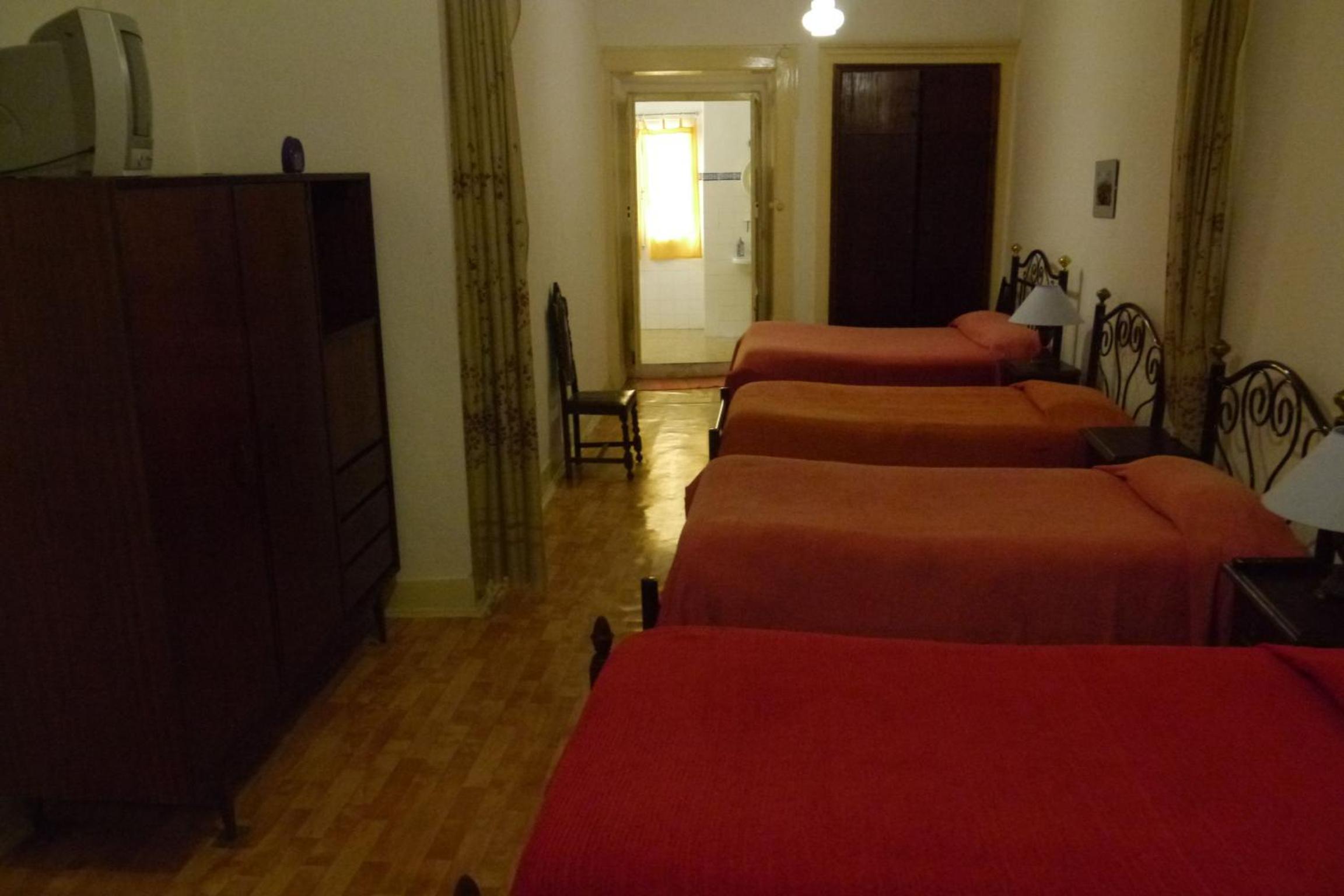 Family Room with Private Bathroom - Photo 2