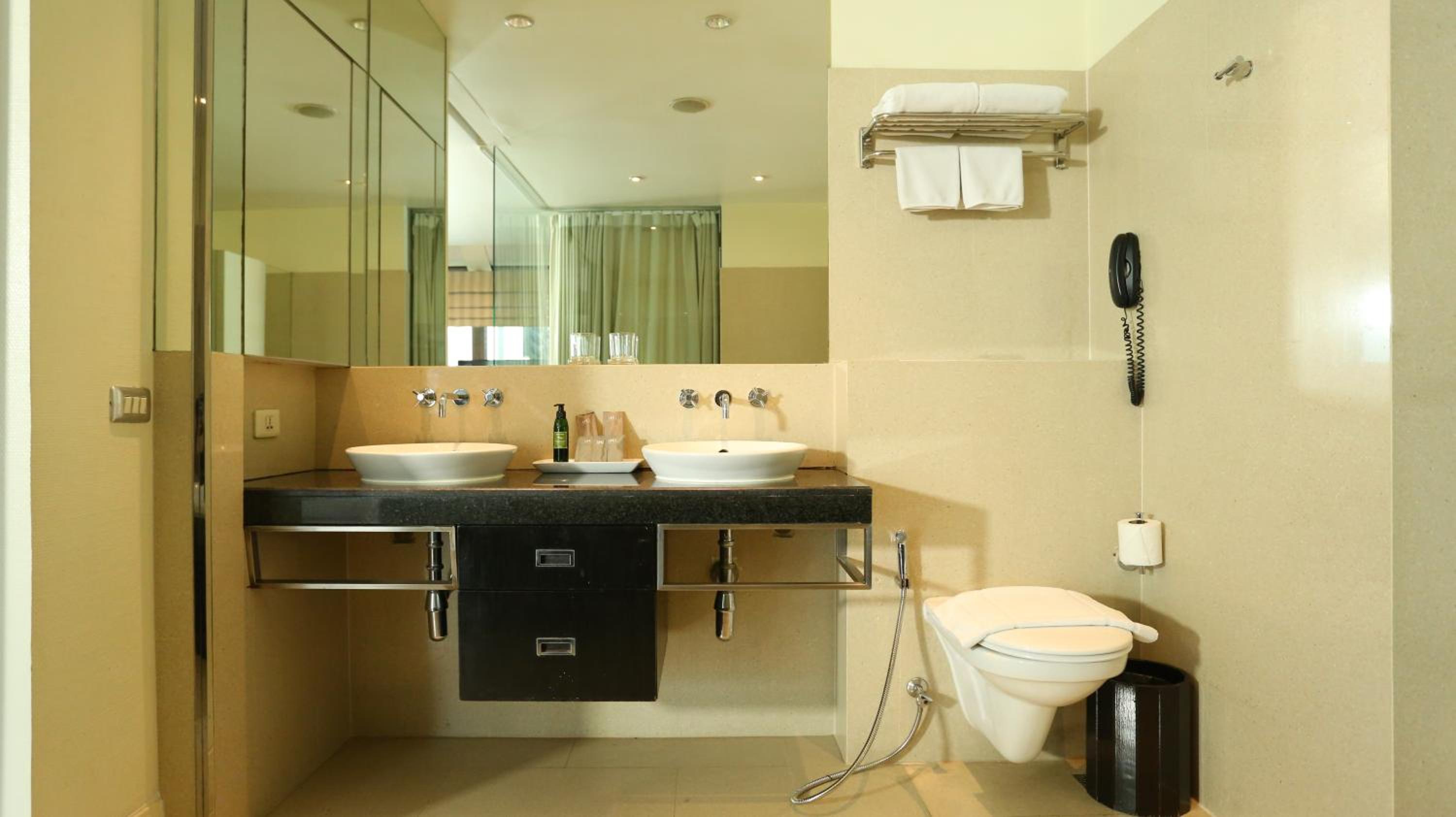 Deluxe Double Room with Balcony photo 3