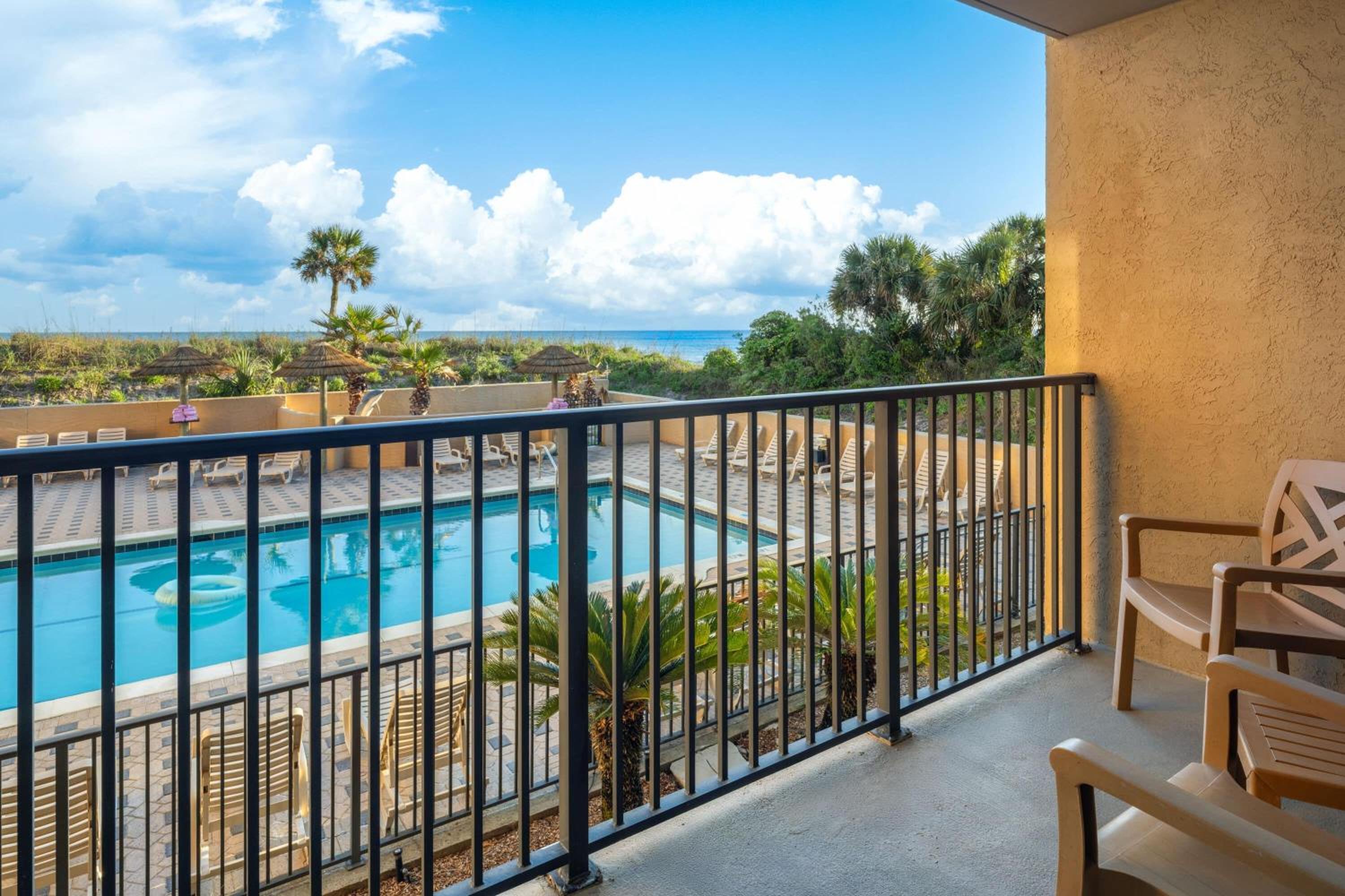 Queen Room with Two Queen Beds and Pool View photo 3