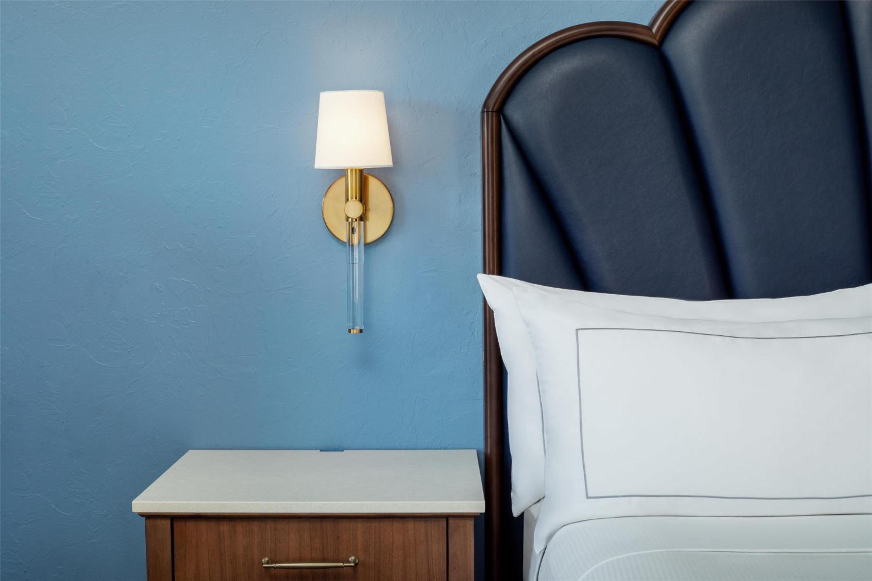 Deluxe Queen Room with Two Queen Beds - High Floor - Photo 4