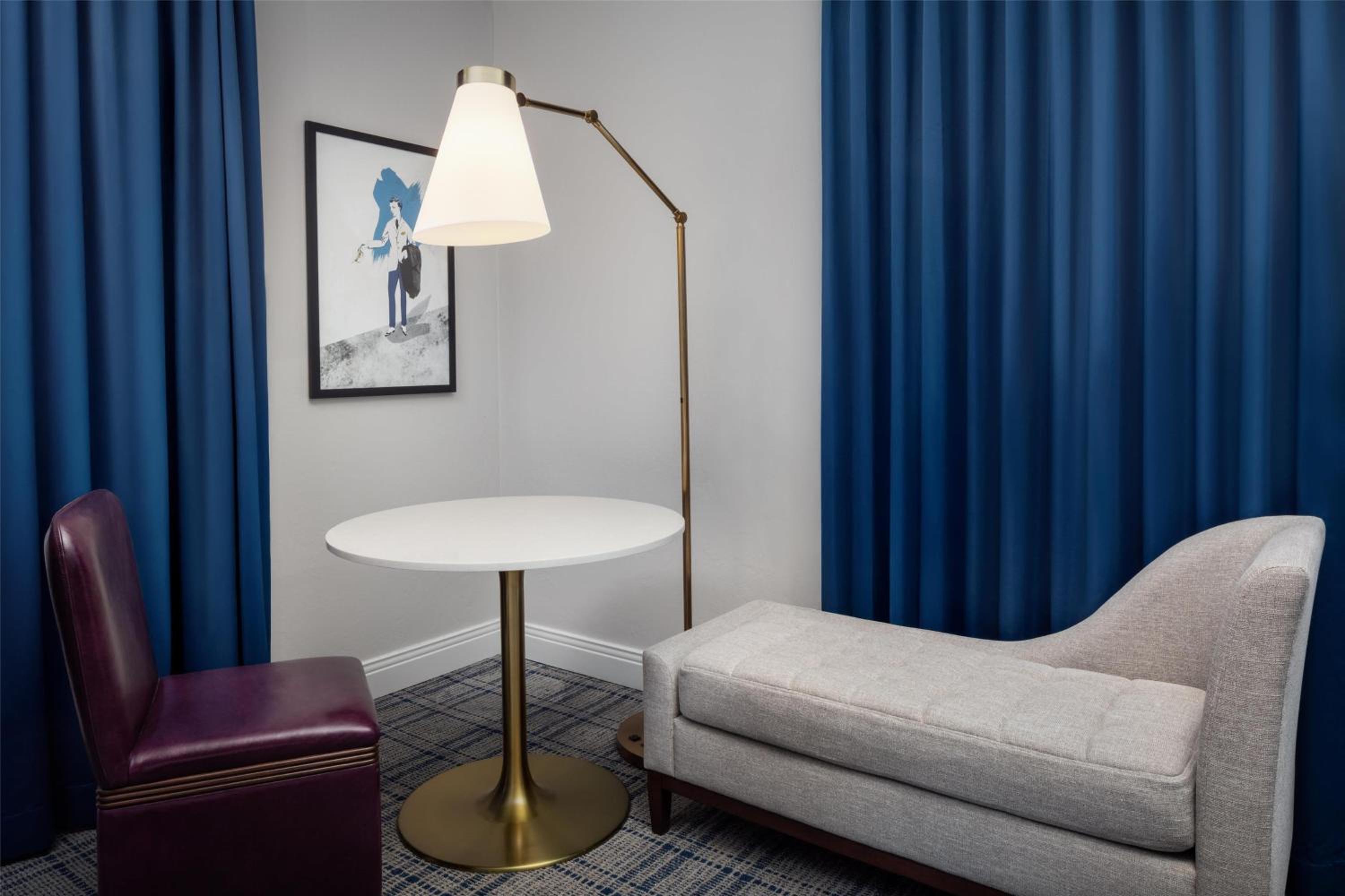 Deluxe Queen Room with Two Queen Beds - High Floor - Photo 1