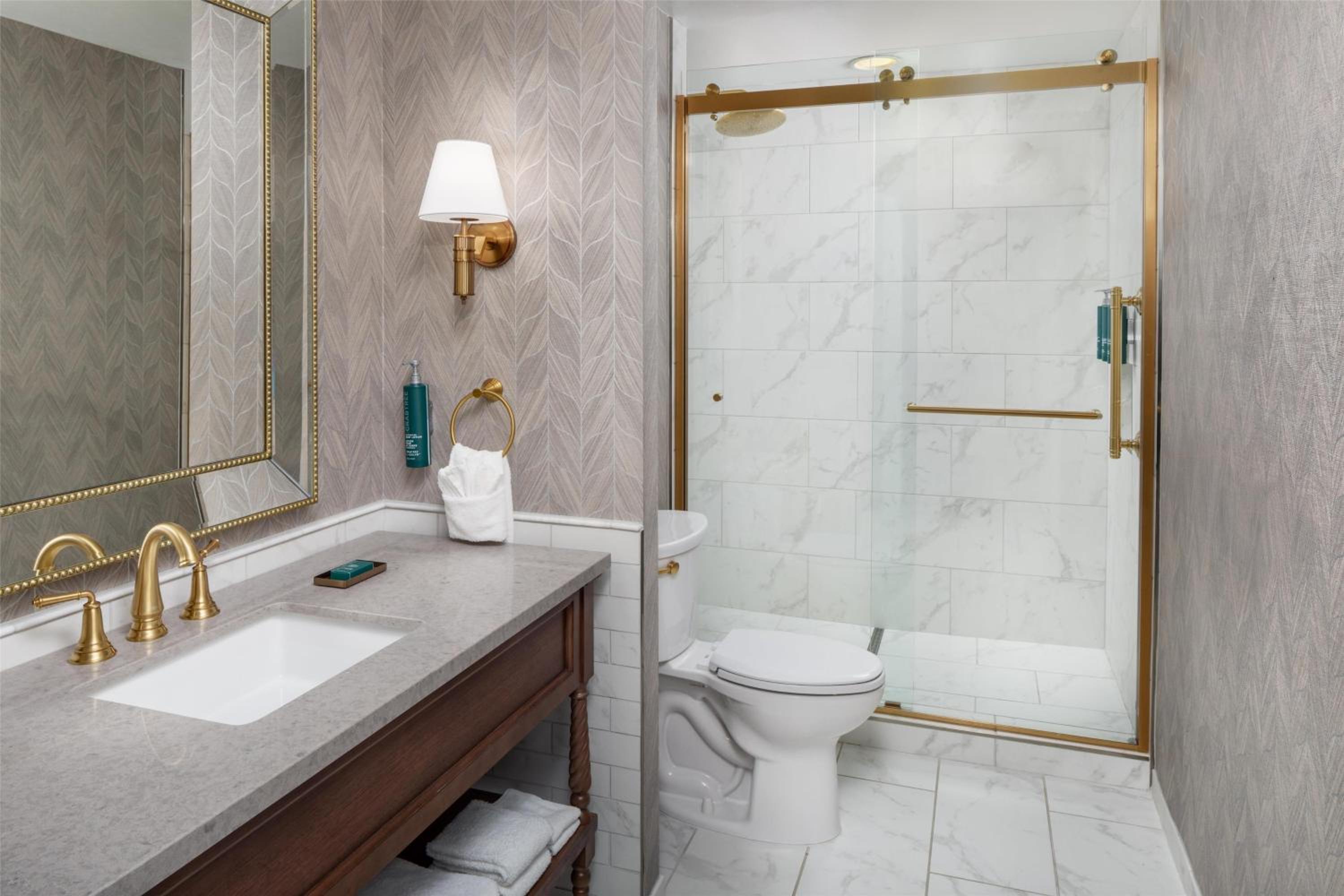 Deluxe Queen Room with Two Queen Beds - High Floor - Photo 2