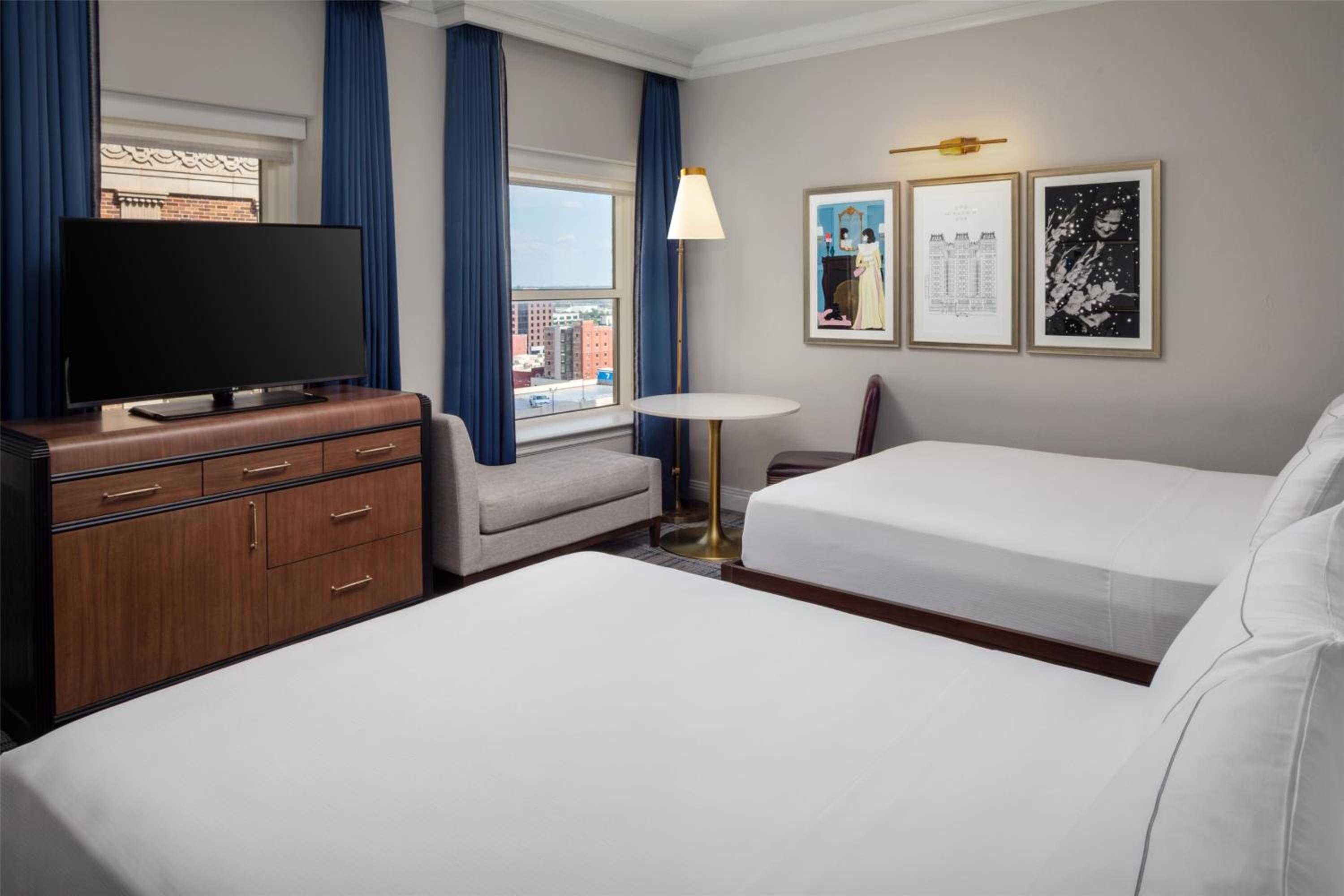 Deluxe Queen Room with Two Queen Beds - High Floor - Photo 3