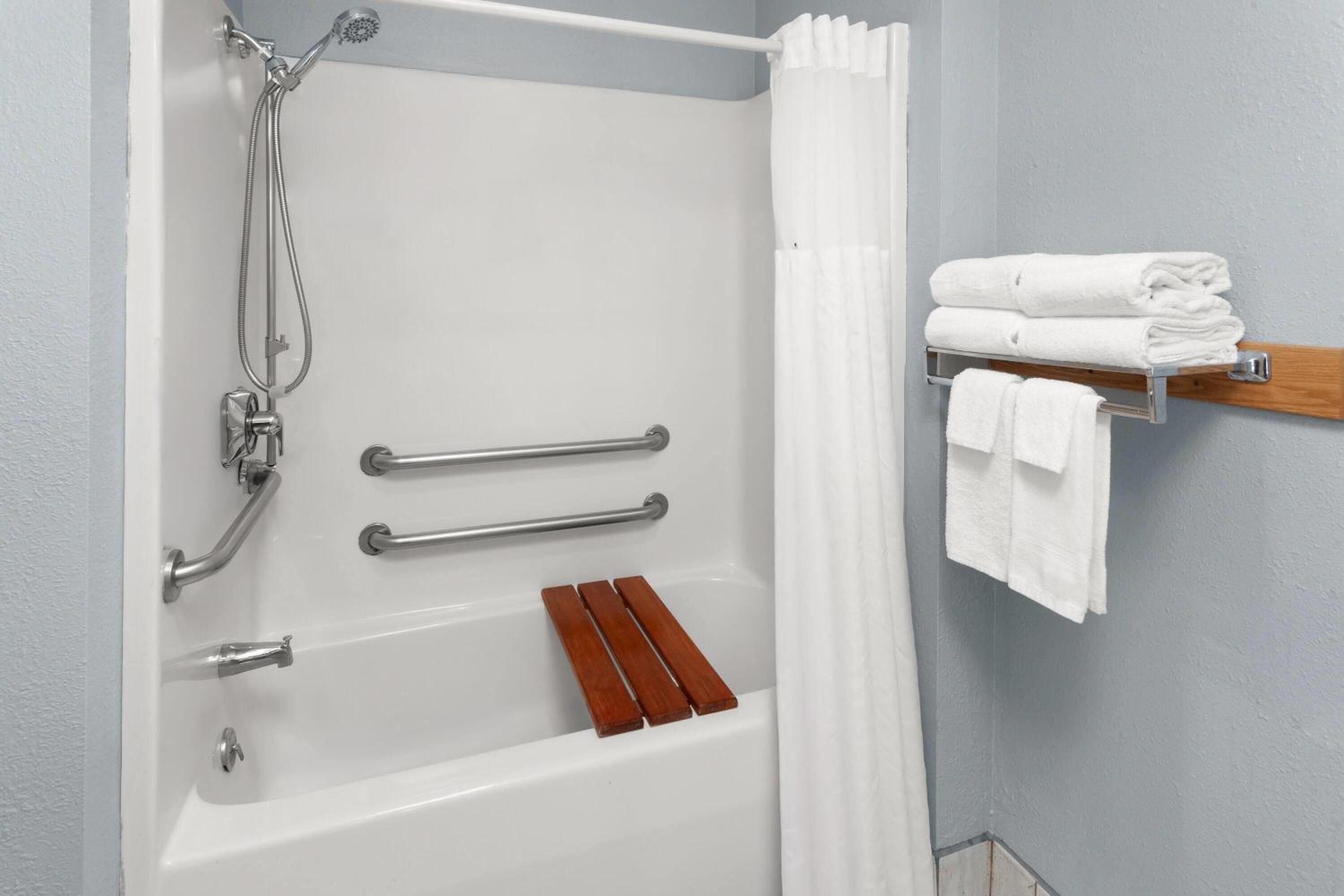 Double Room with Two Double Beds and Bath Tub - Mobility Accessible/Non-Smoking photo 1