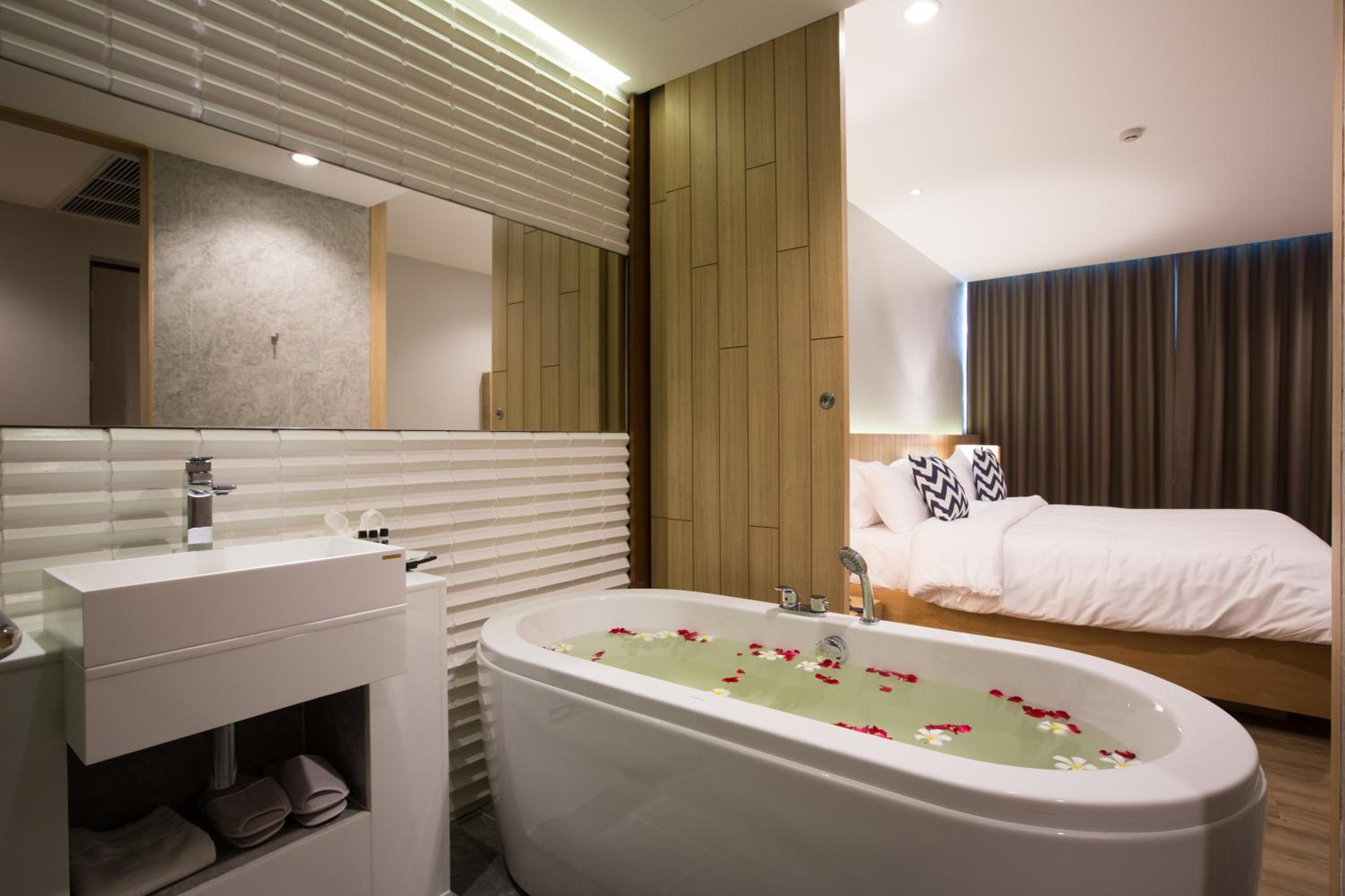 Two-Bedroom Pool Access Suite photo 2