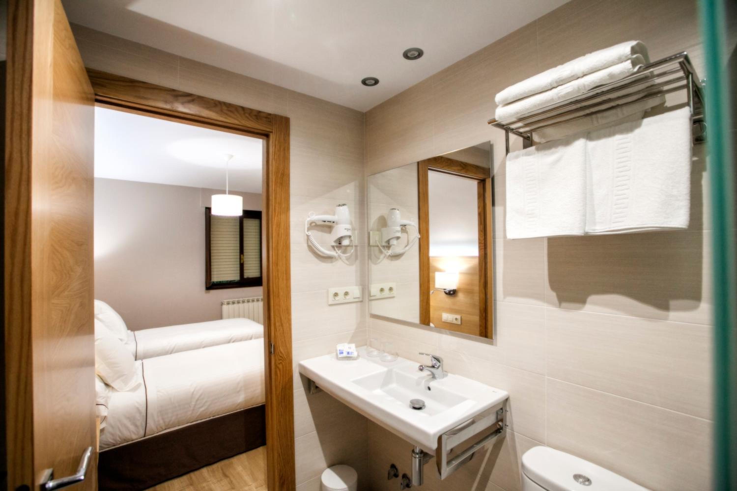 Double Room with Private Bathroom photo 3