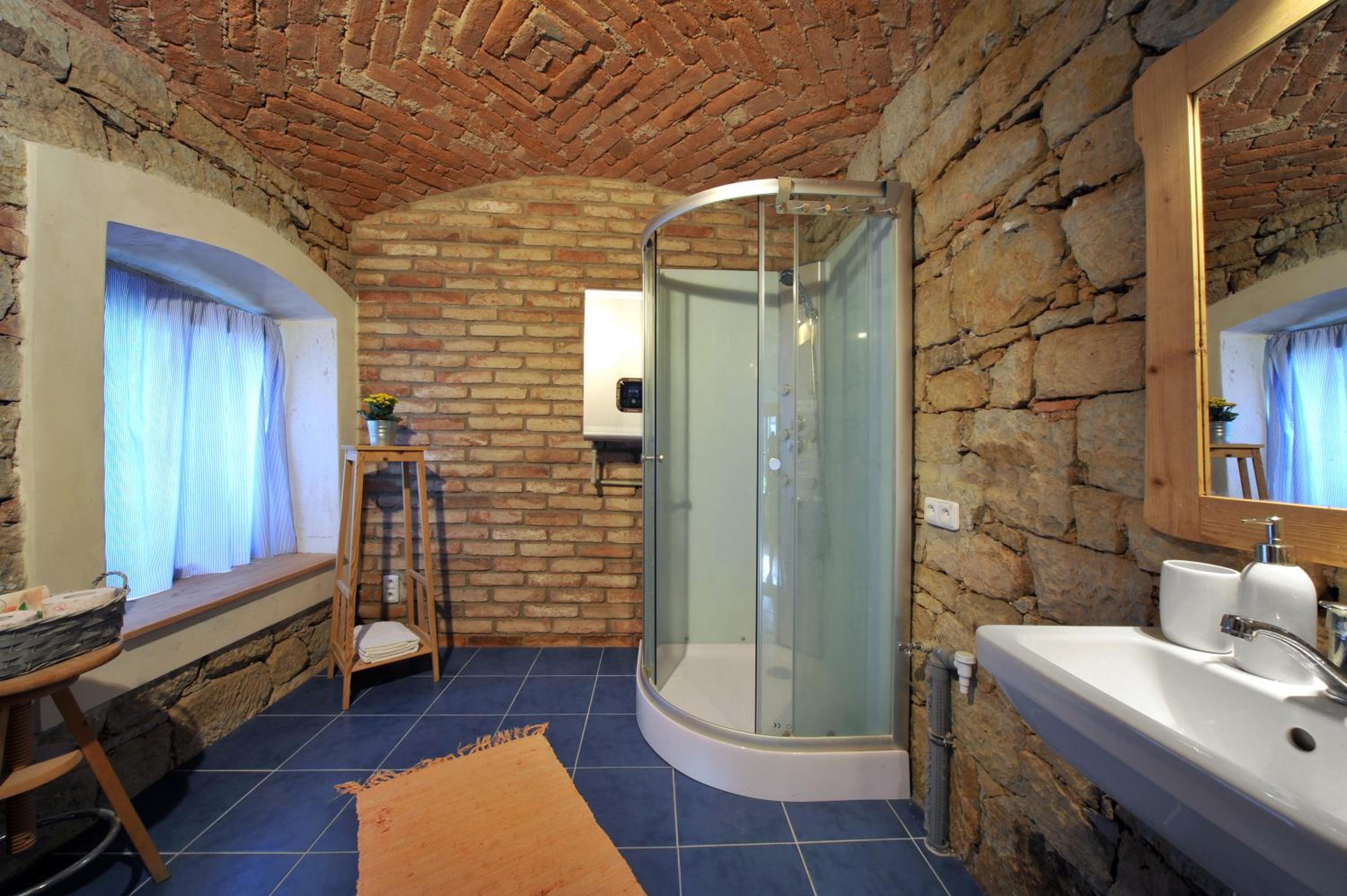 Double or Twin Room with Private Bathroom - Photo 9