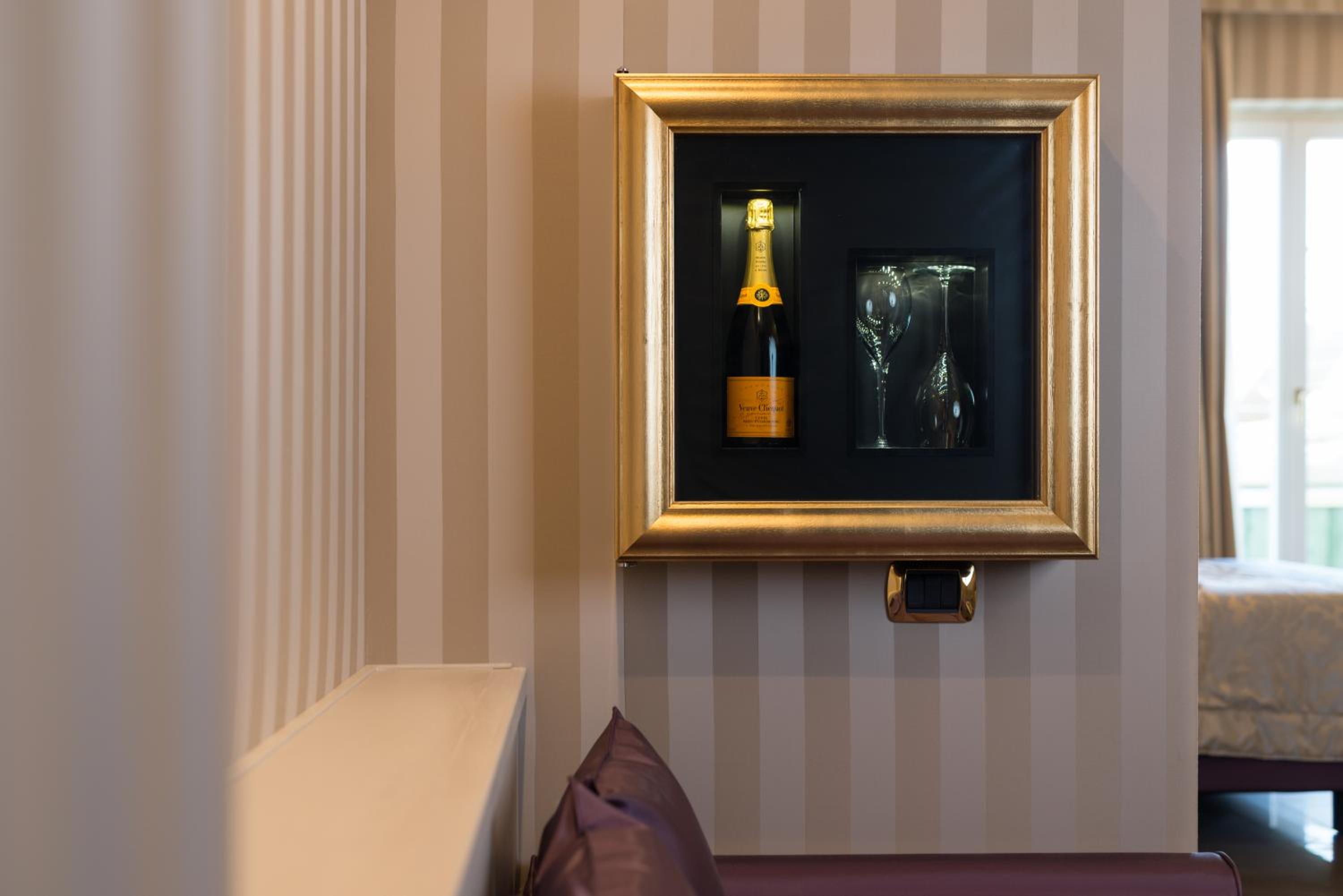 Deluxe King Suite photo 2