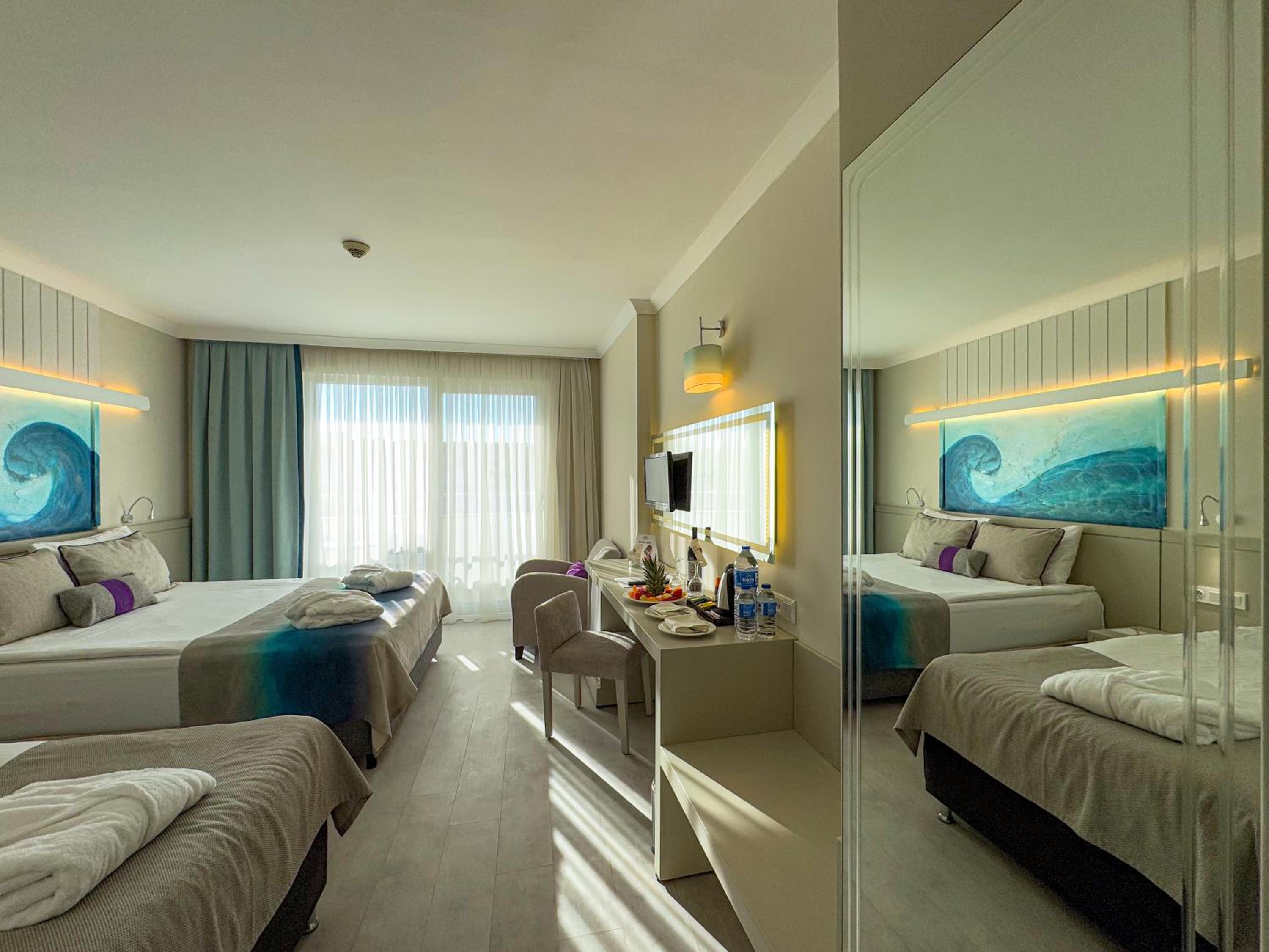 Deluxe Double Room with Side Sea View photo 2