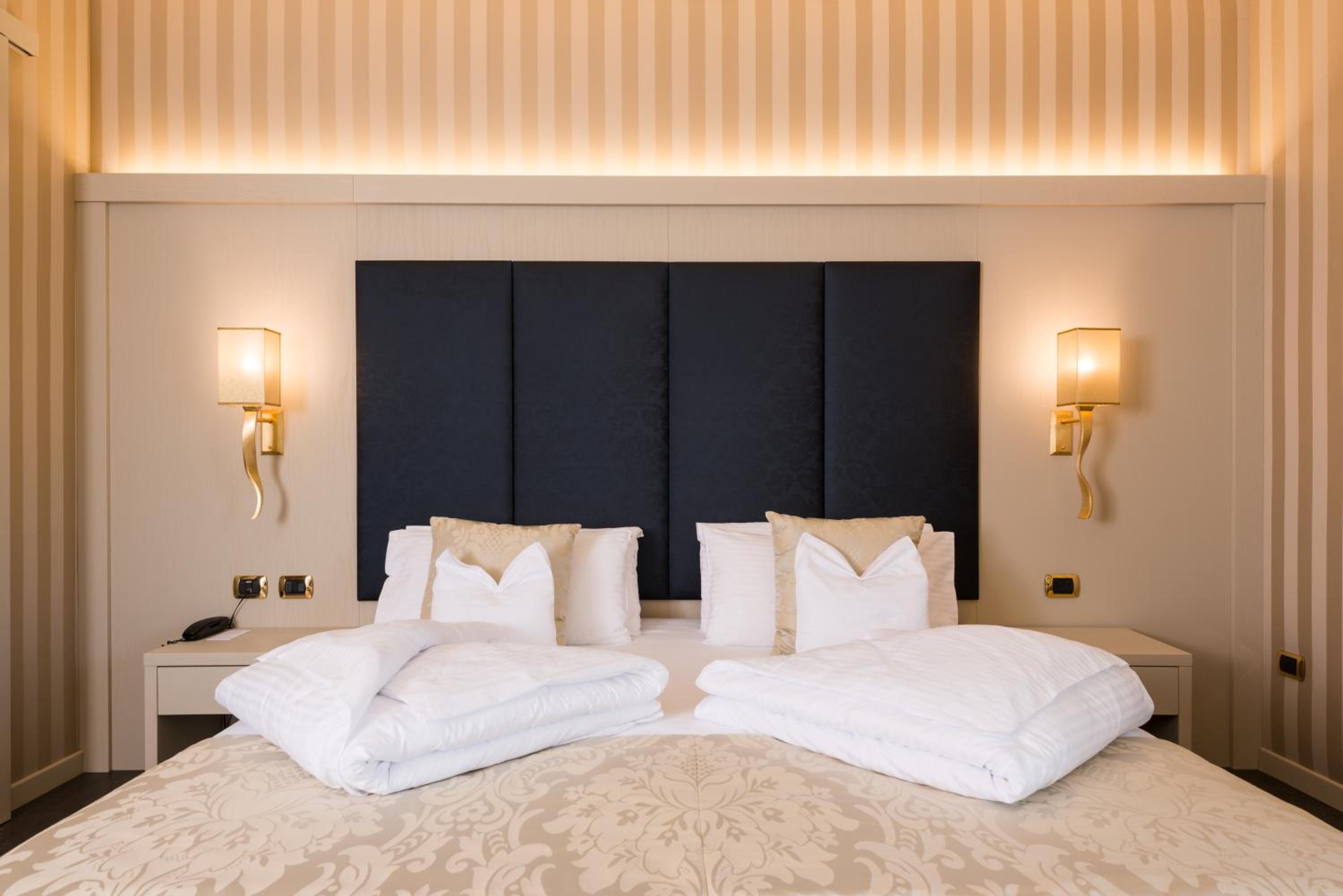 Deluxe King Suite photo 3