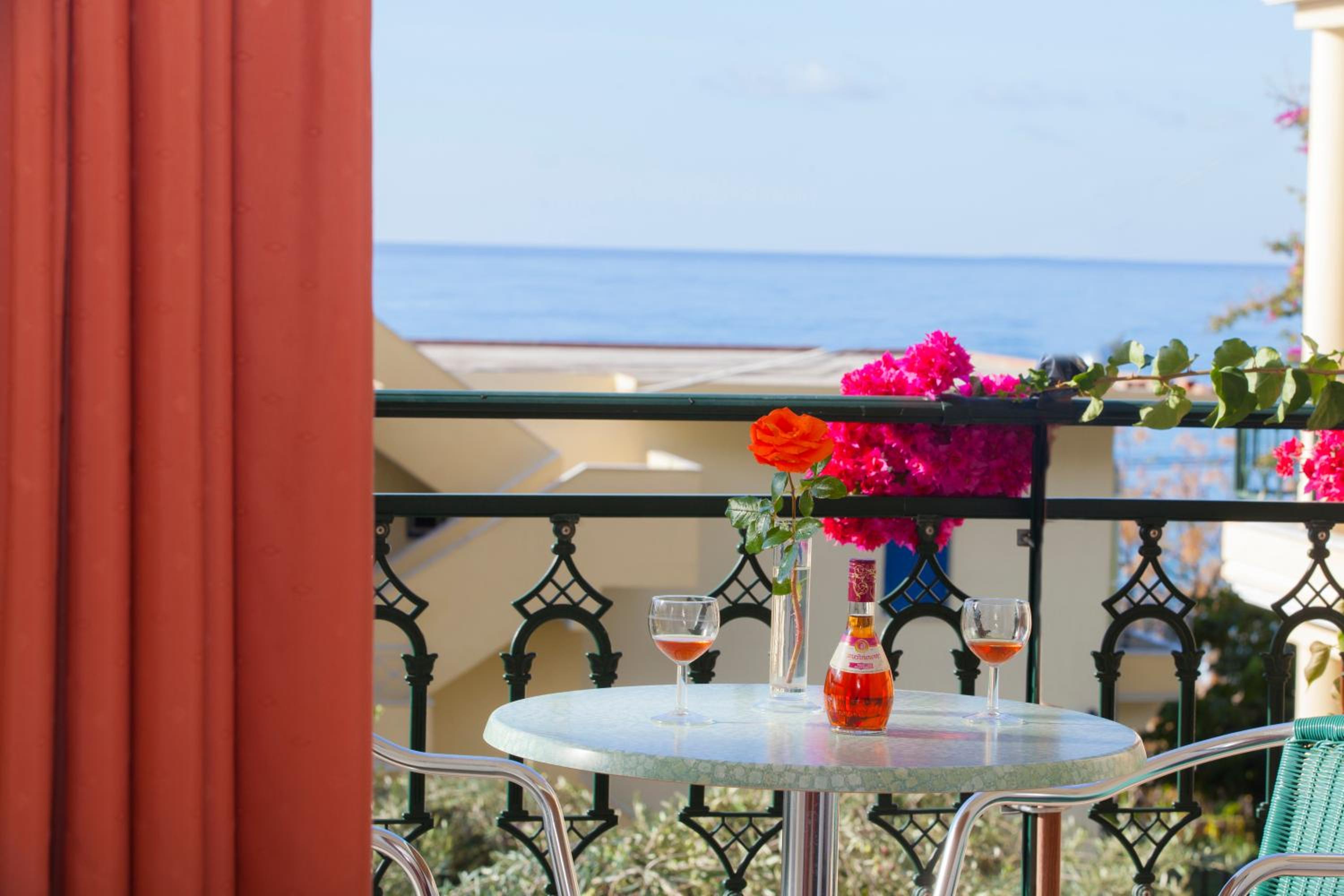 Deluxe Double Room with Side Sea View - Photo 8