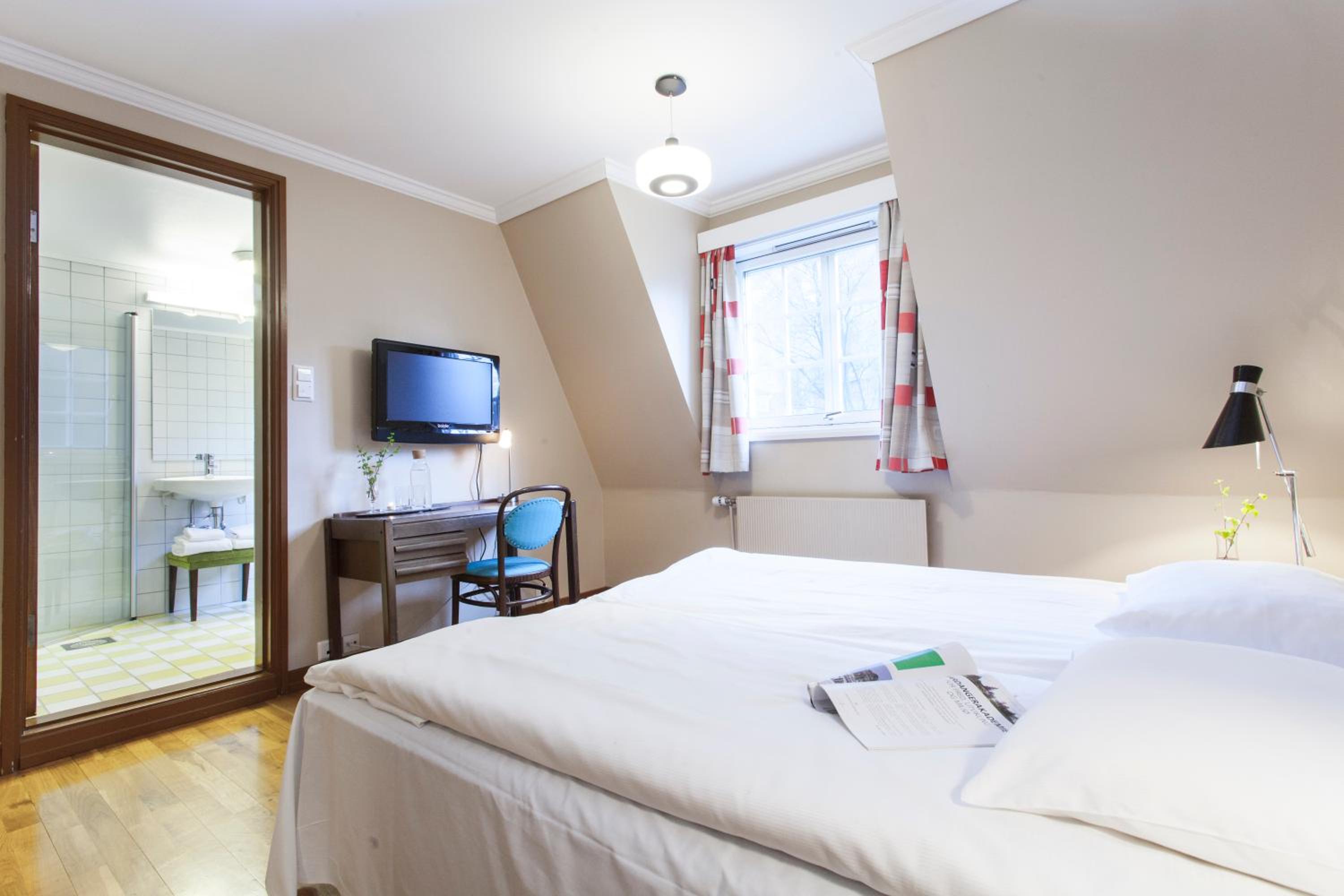 Standard Twin Room with Fjord View photo 3