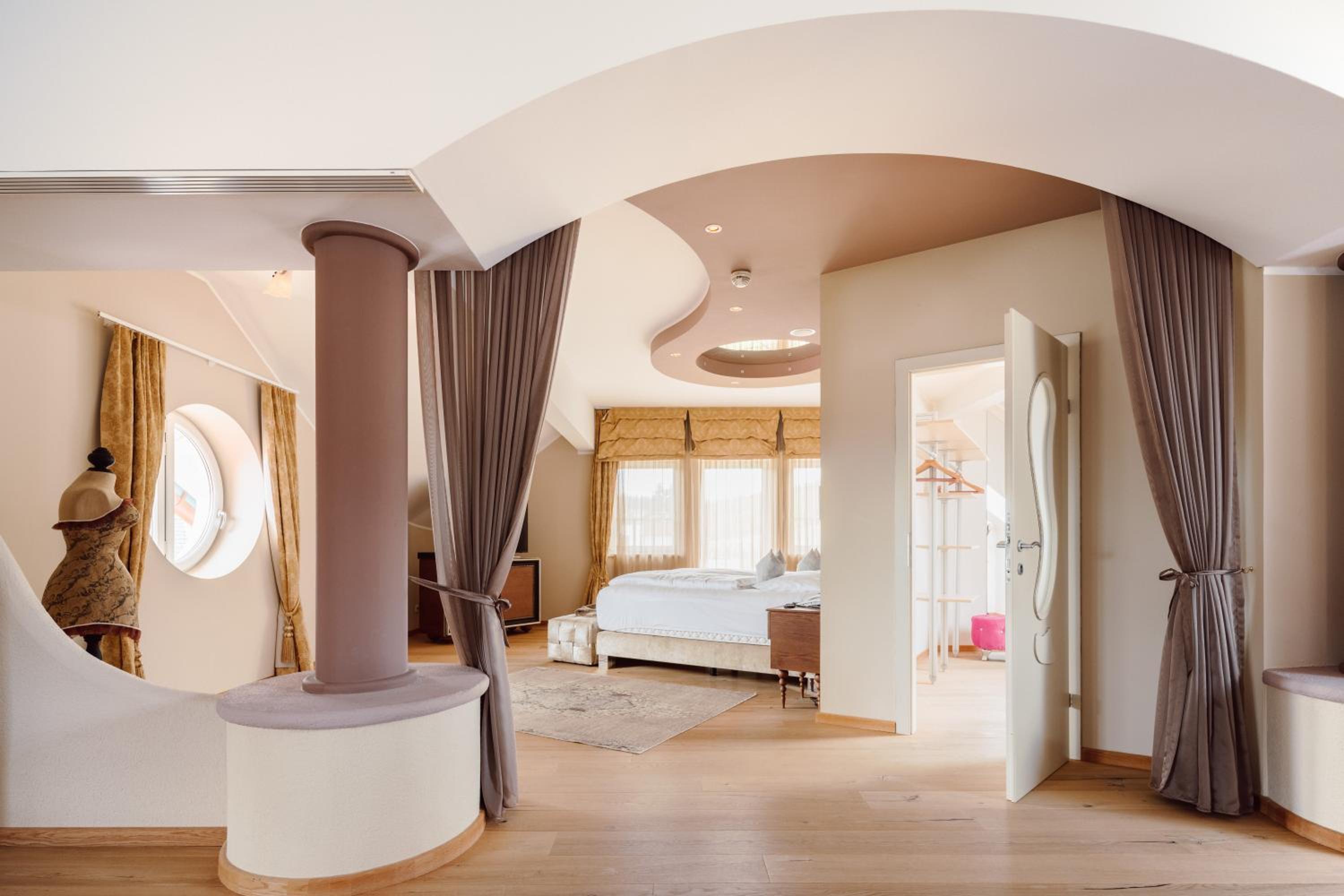Deluxe Suite with Spa Bath photo 1