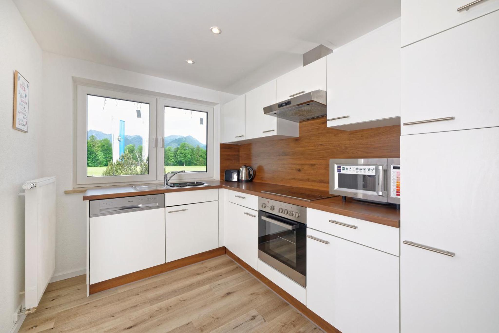 Family Two-Bedroom Apartment with View - Photo 8