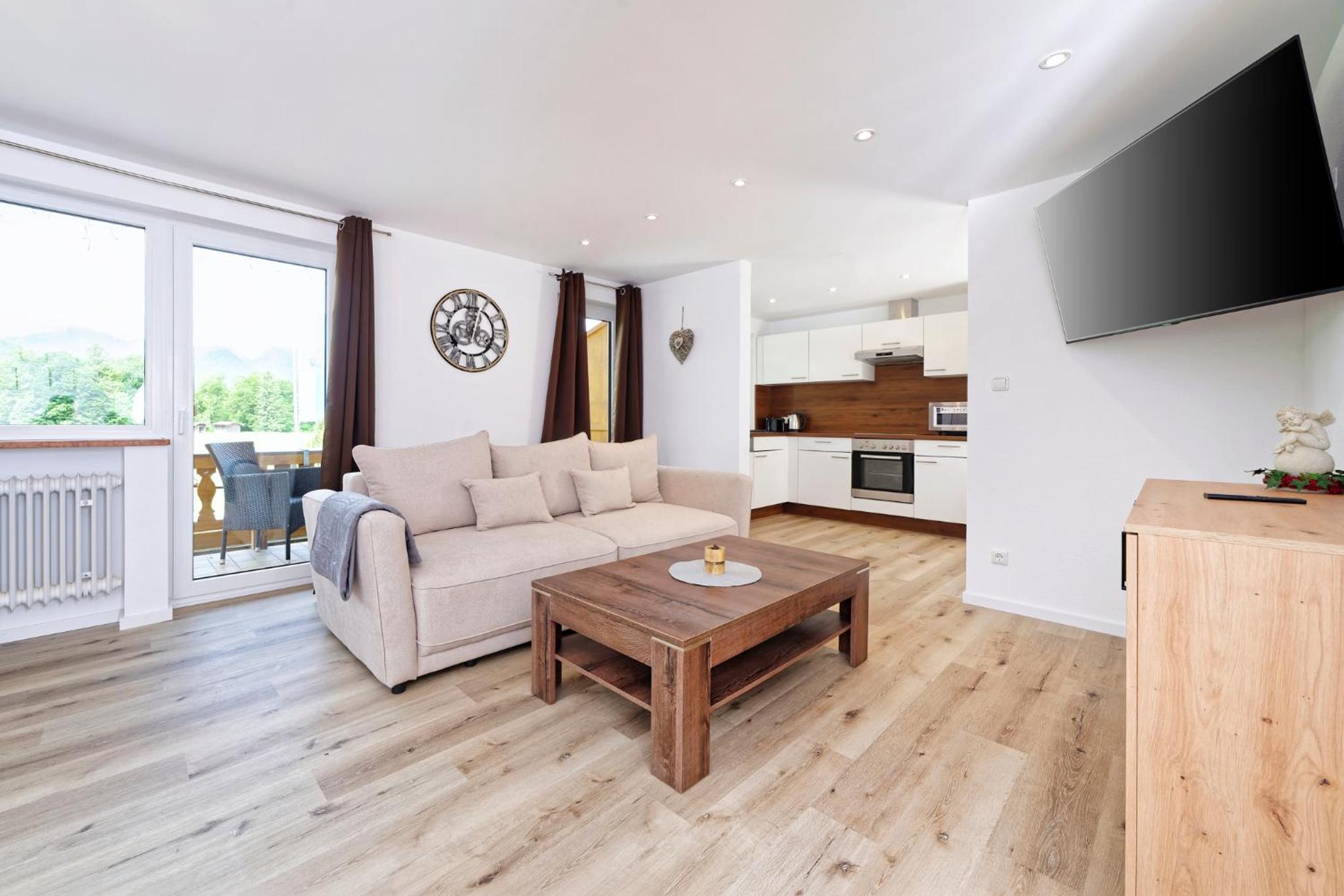 Family Two-Bedroom Apartment with View - Photo 3
