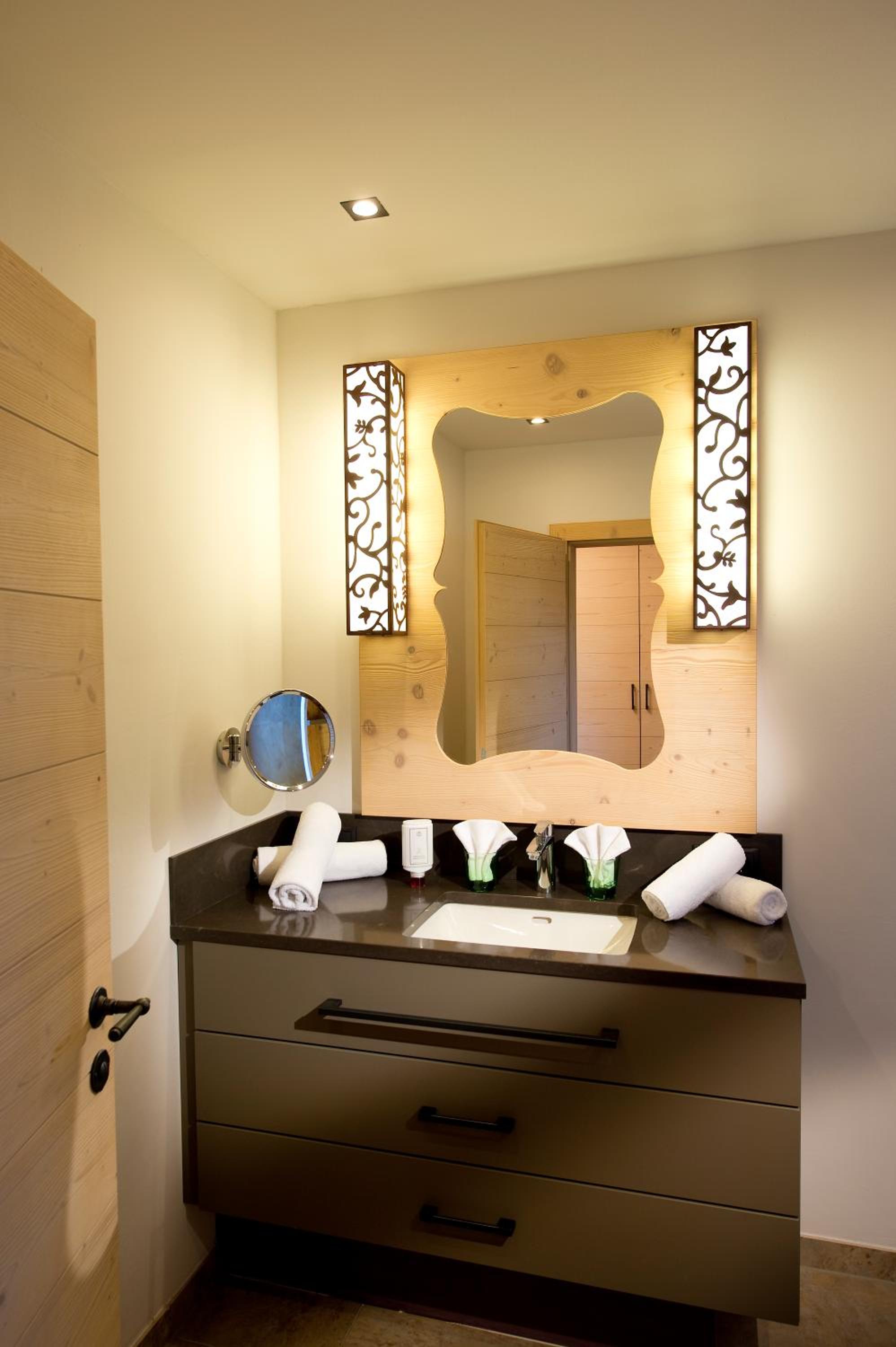 Luxury Suite - Photo 8