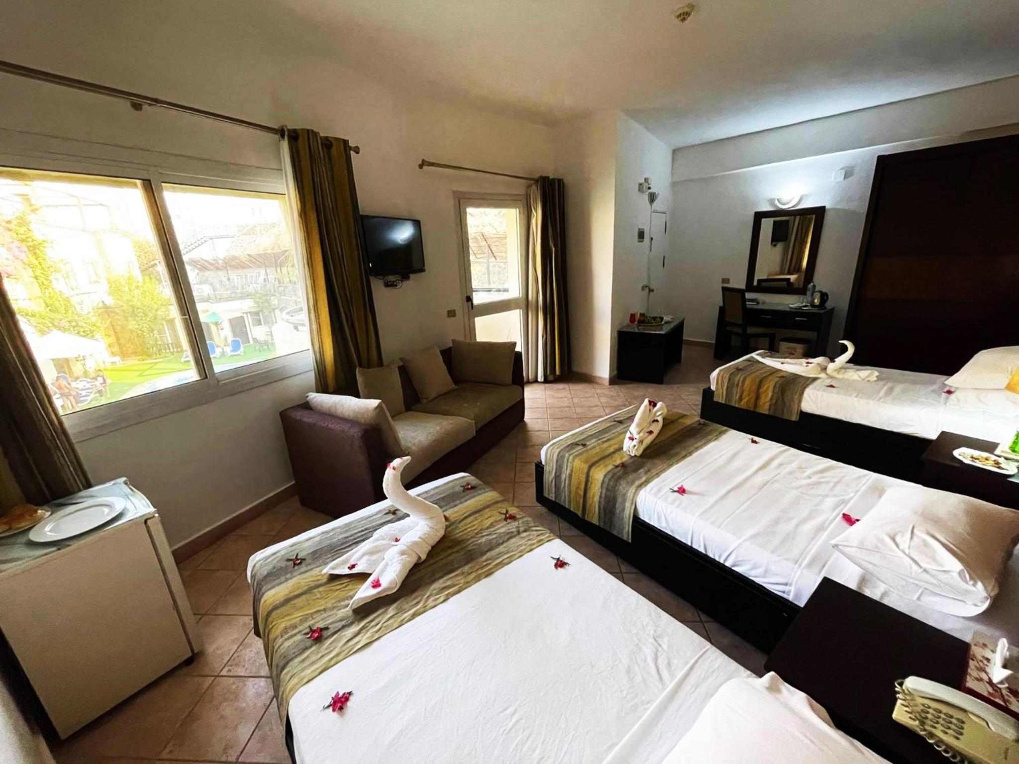 Triple Room with Pool View photo 2
