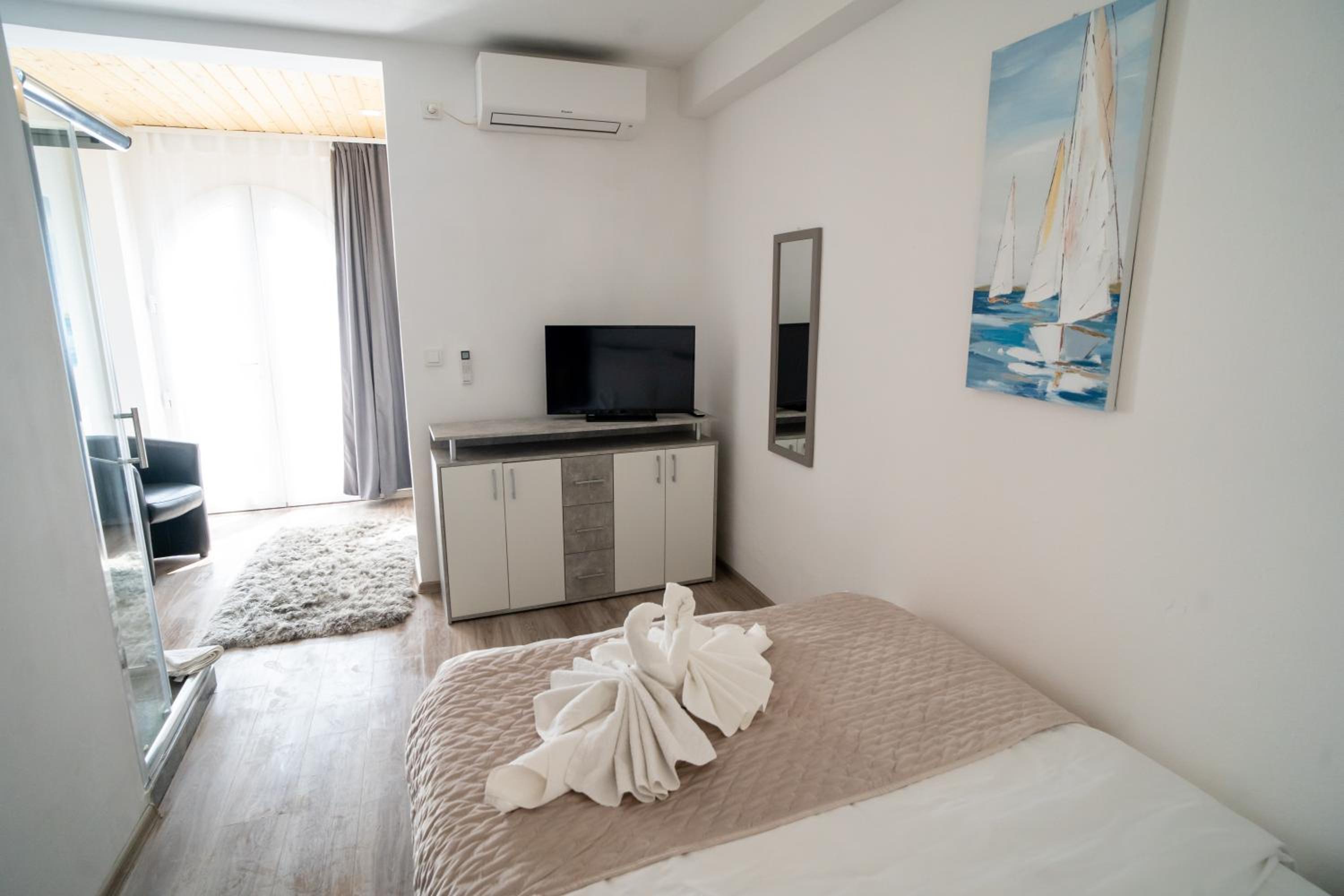 Economy Double Room - Photo 4