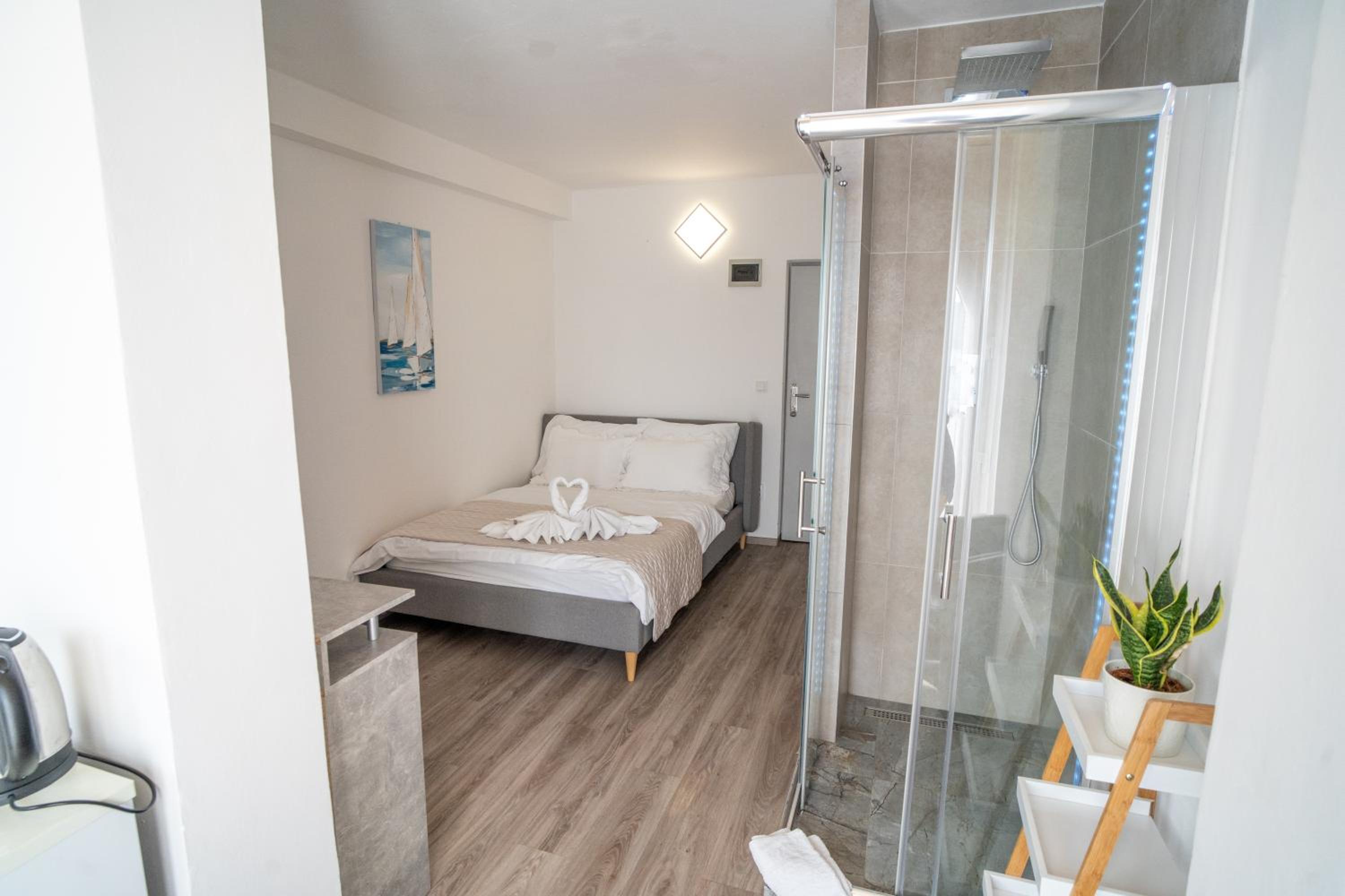 Economy Double Room - Photo 10