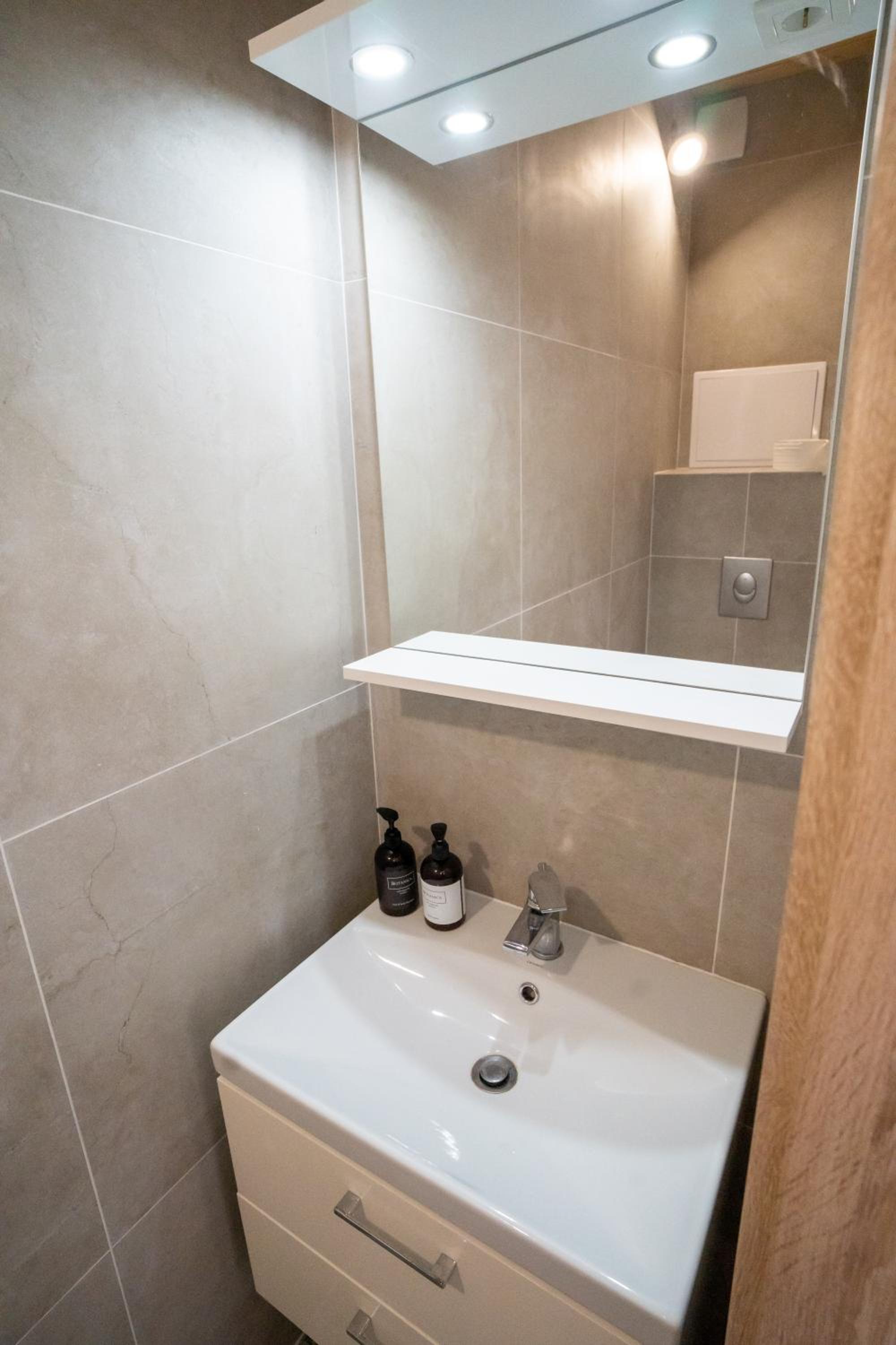 Economy Double Room - Photo 6