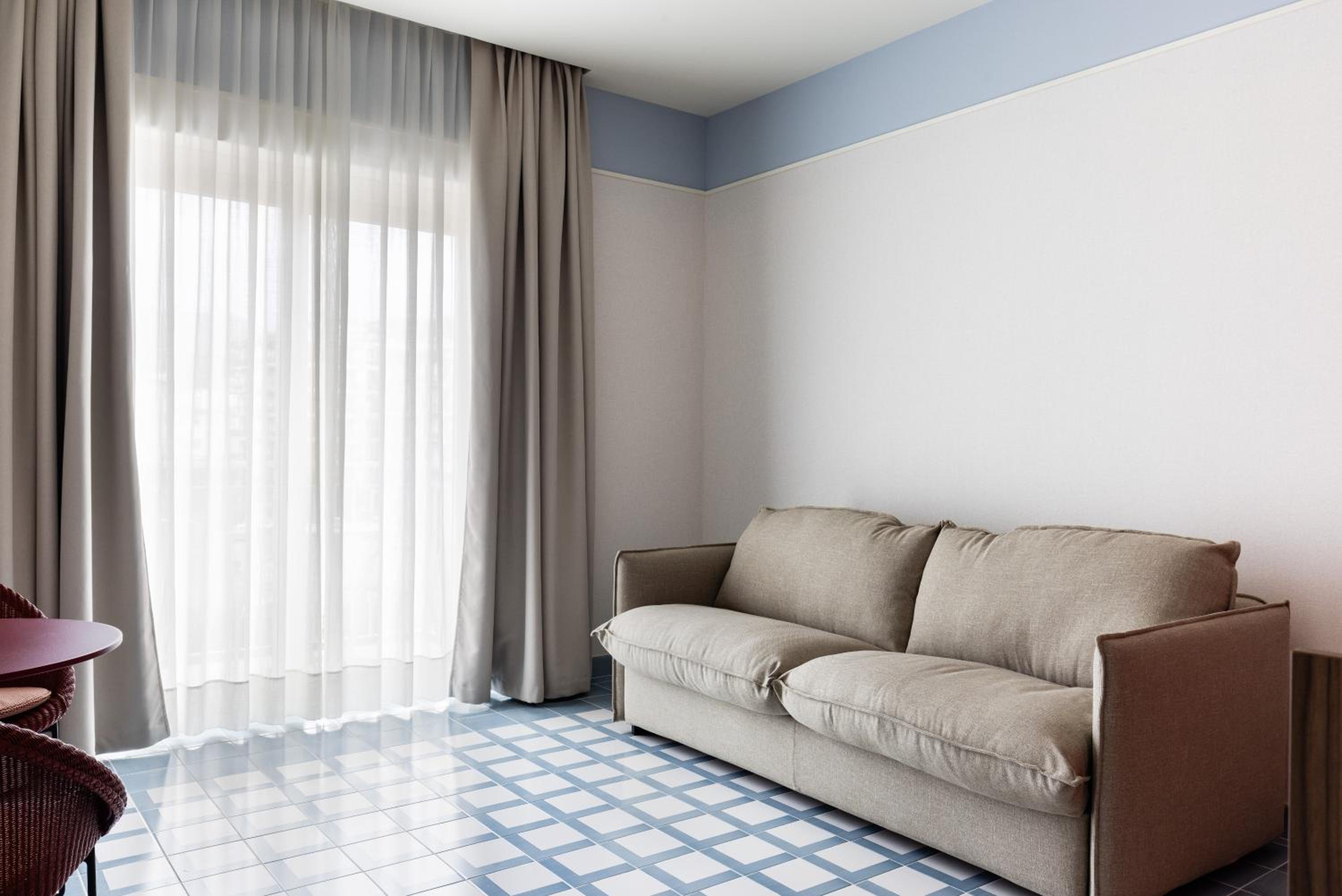 Suite - Photo 3