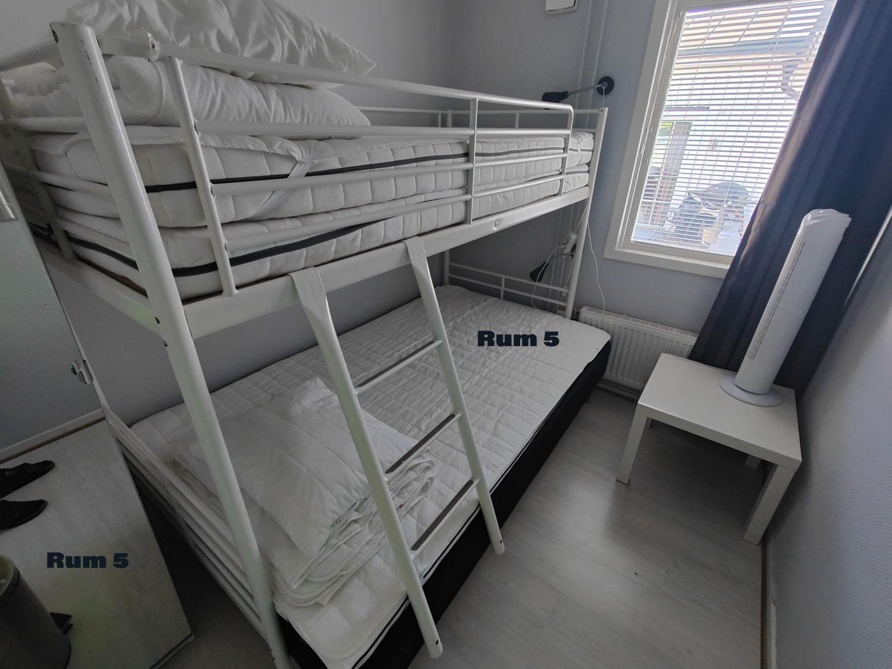 Twin Room with Shared Bathroom photo 1