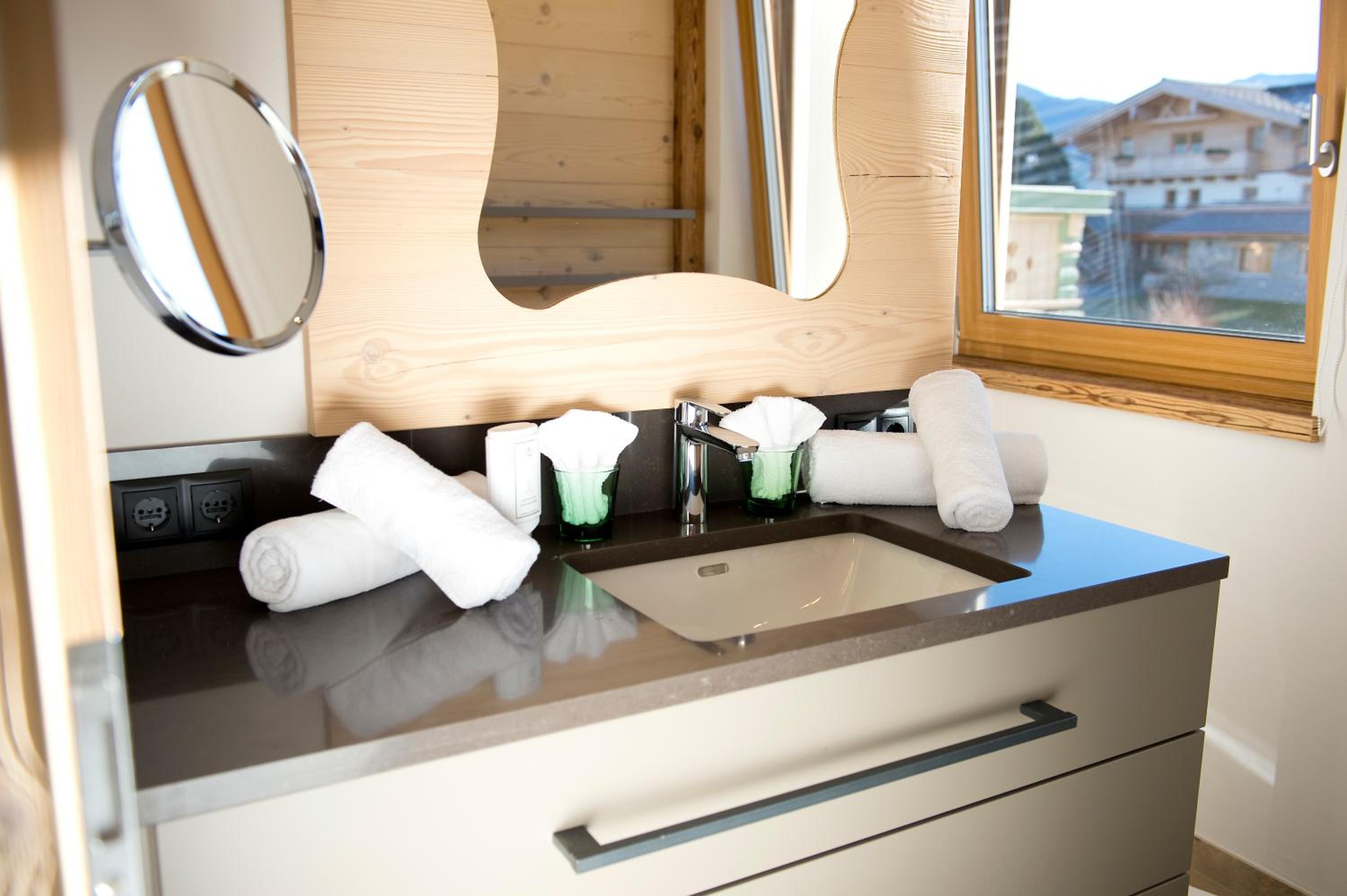 Luxury Suite - Photo 11