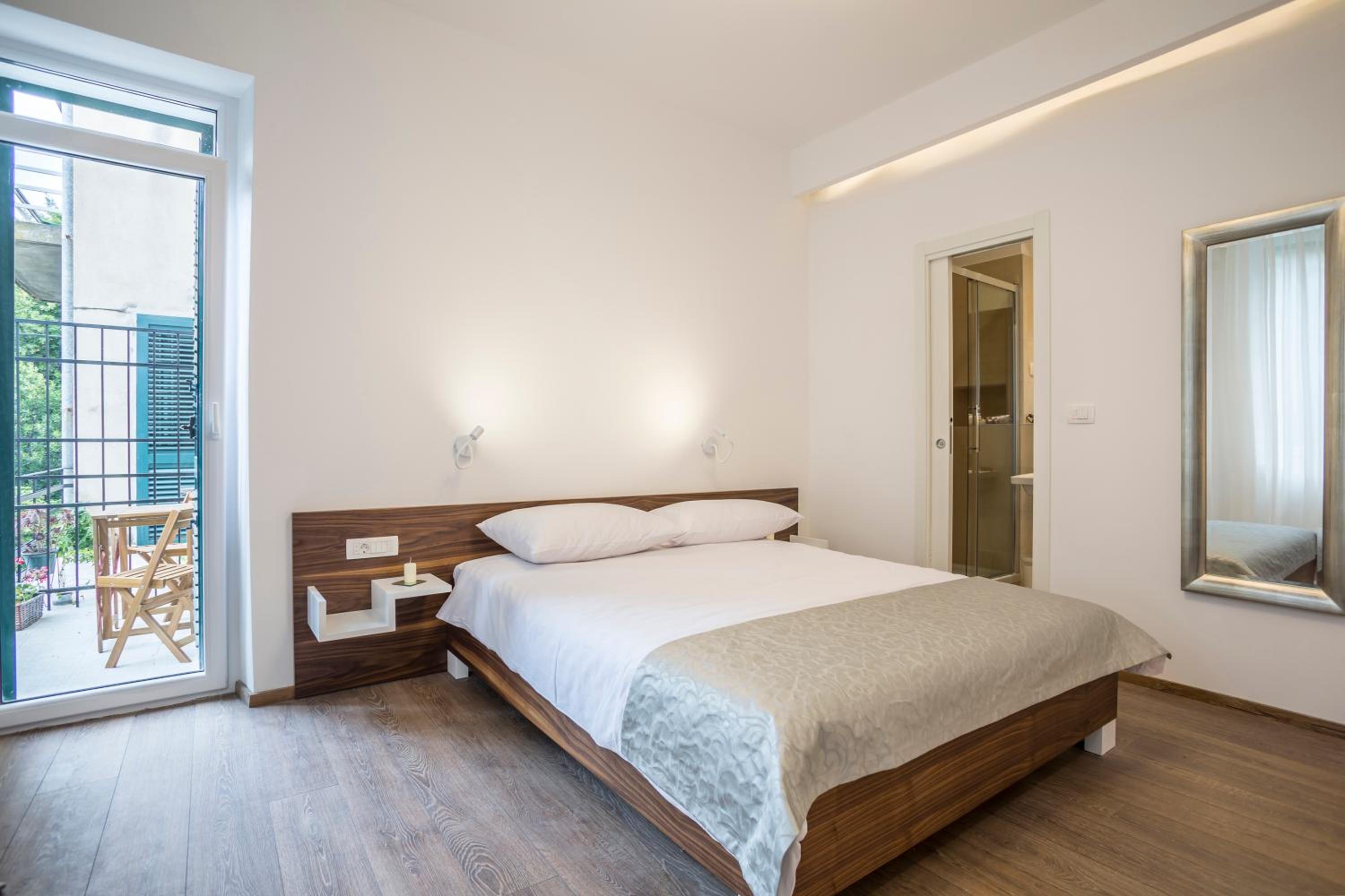 Luxury Double Room with Balcony - Photo 5