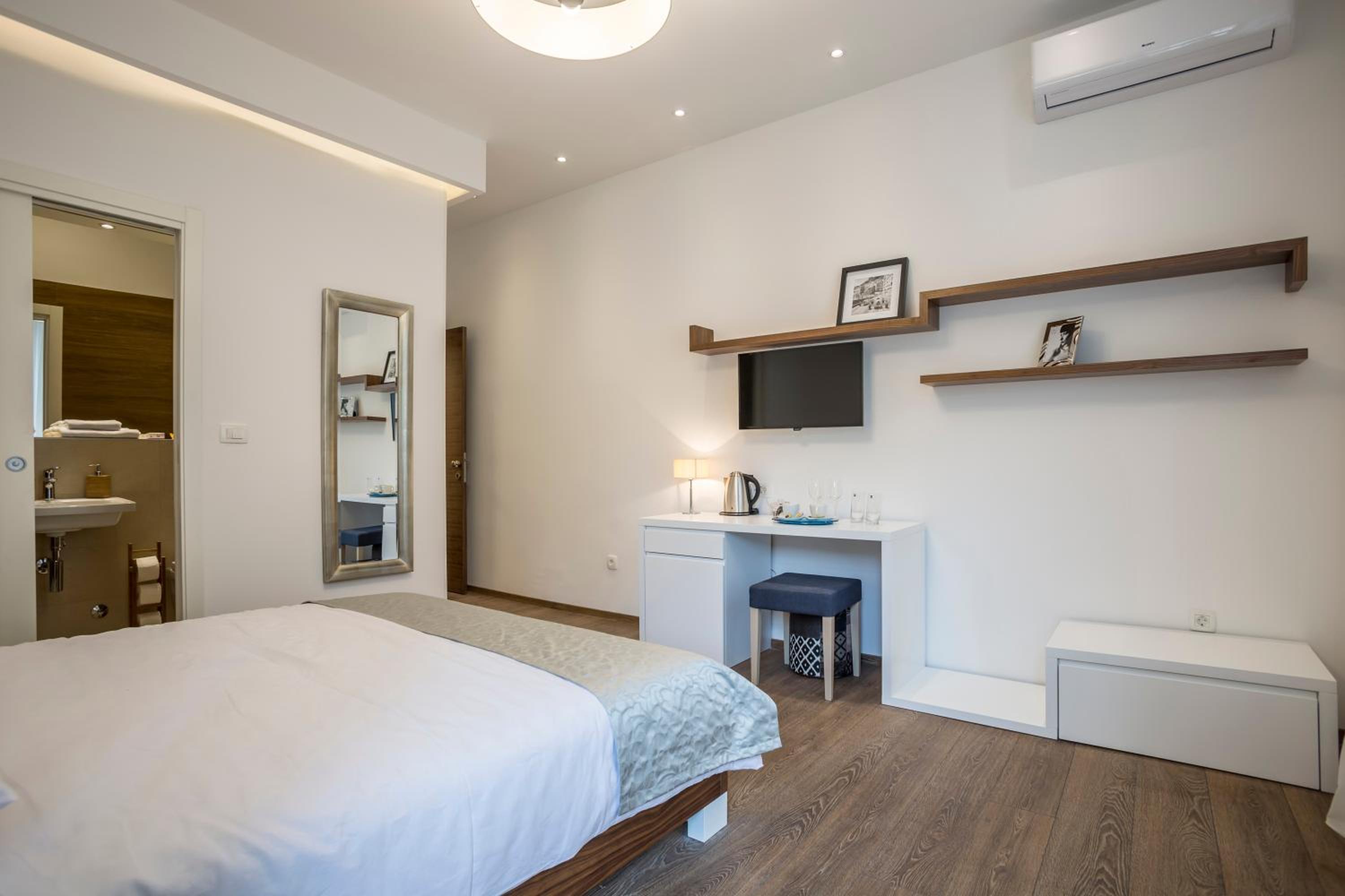 Luxury Double Room with Balcony - Photo 1