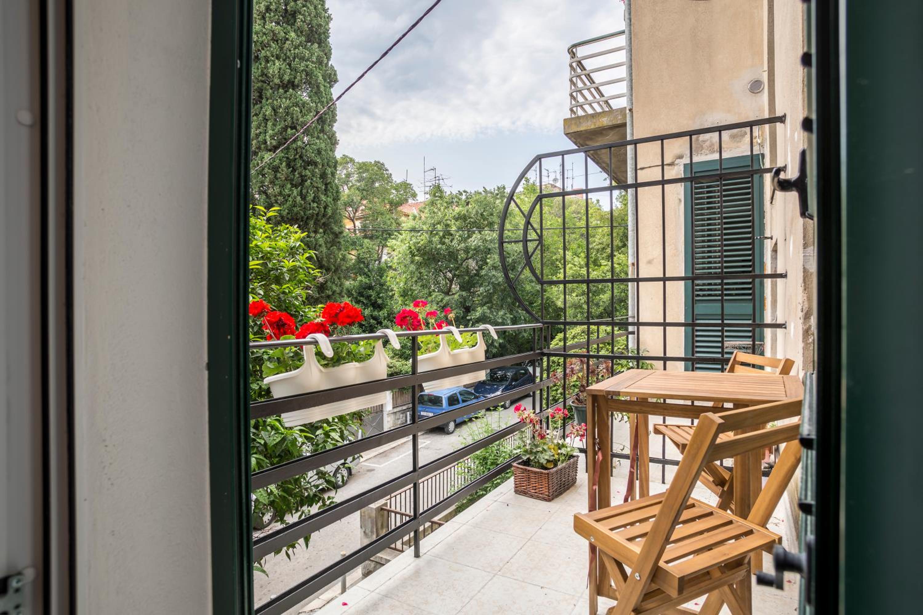 Luxury Double Room with Balcony - Photo 11