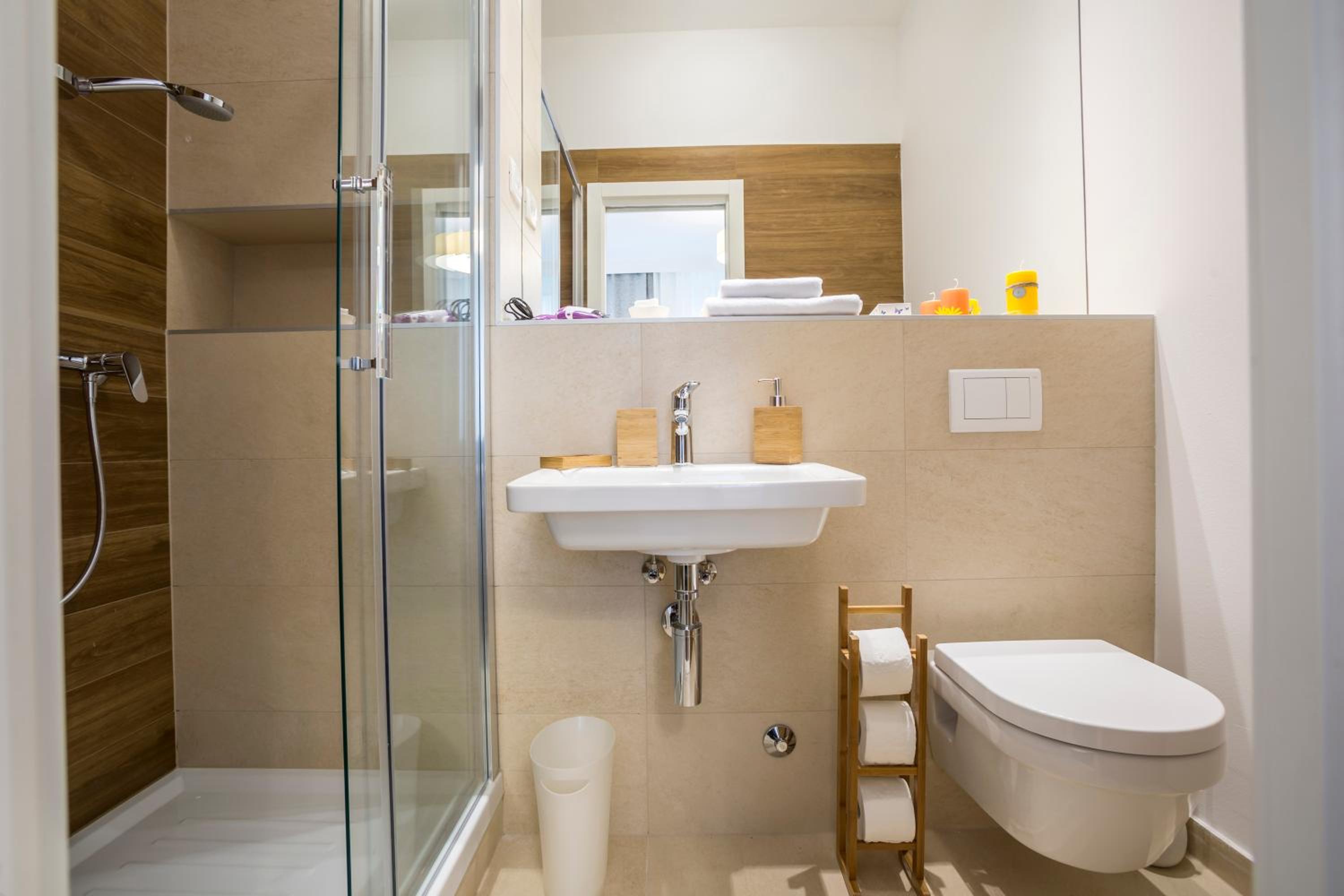 Luxury Double Room with Balcony - Photo 6