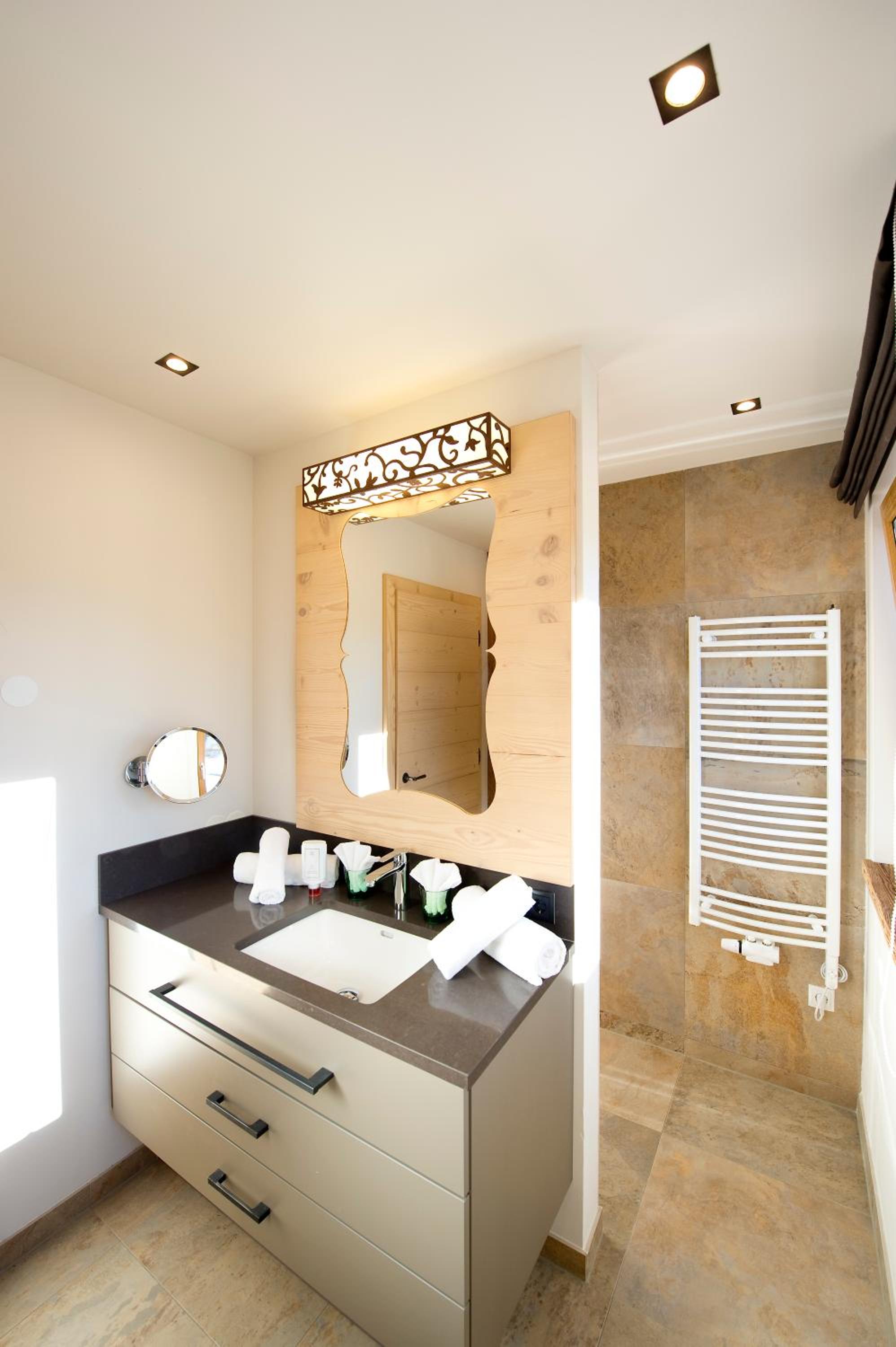 Luxury Suite - Photo 3