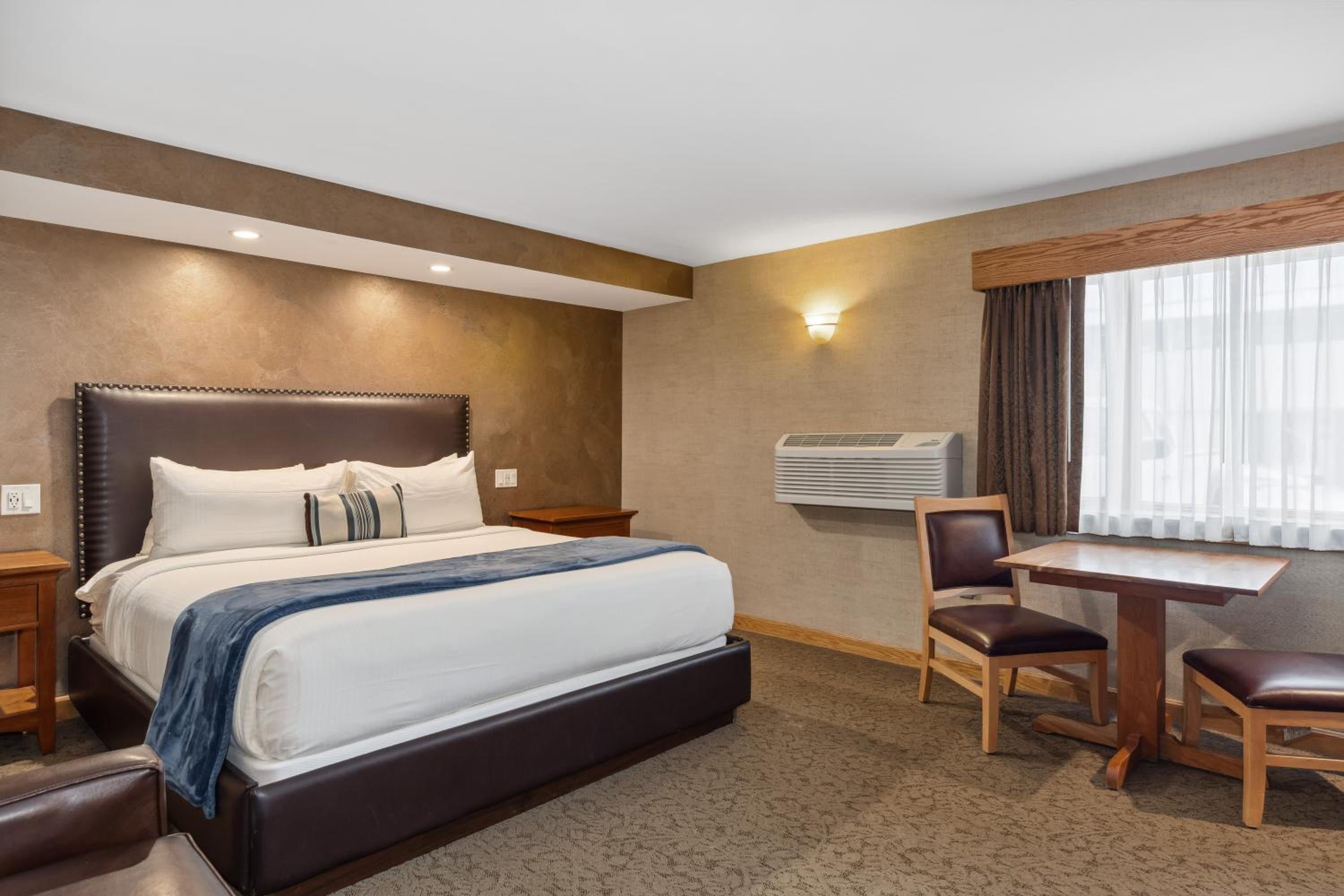 Villageside Accessible King Room photo 3