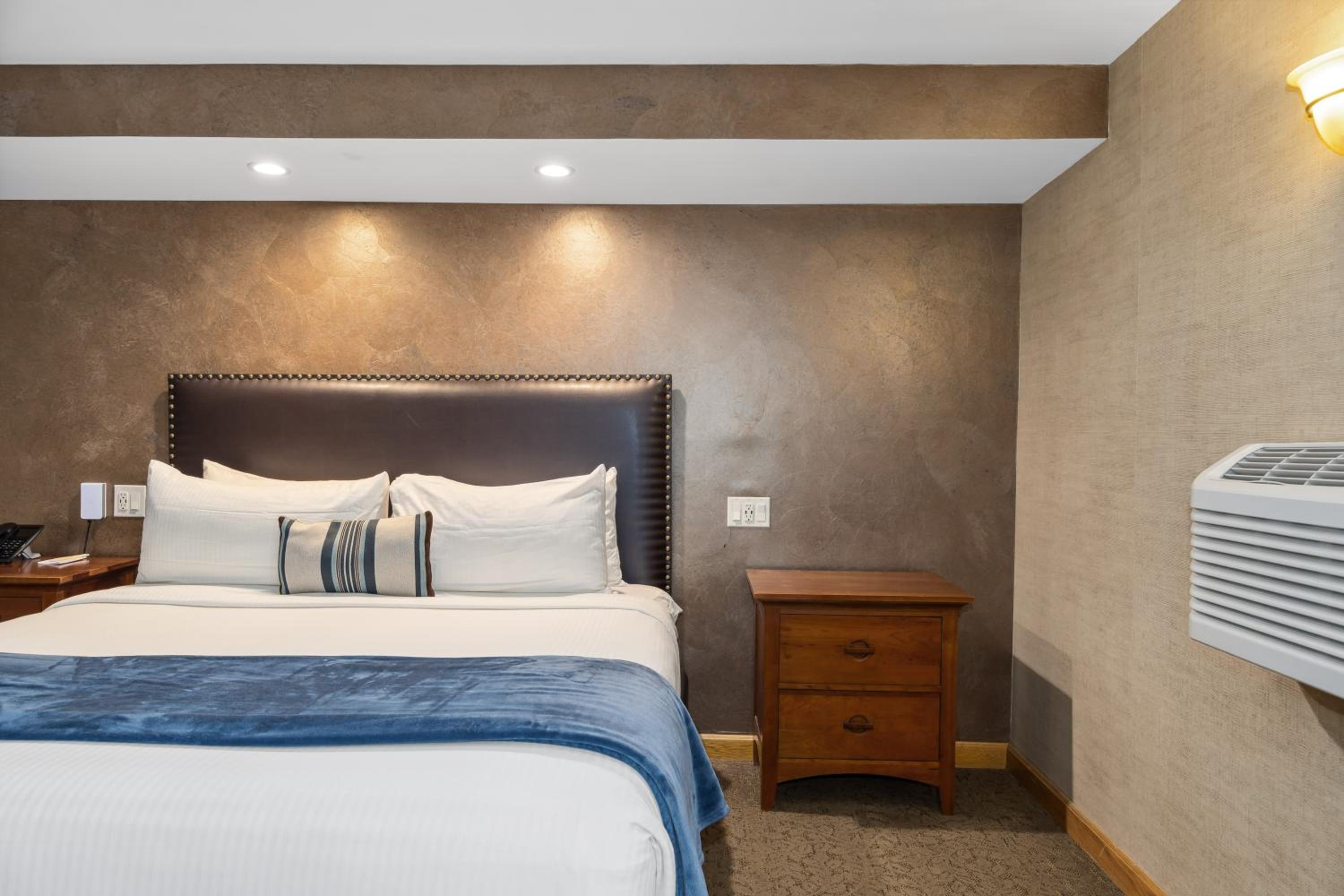 Villageside Accessible King Room photo 2