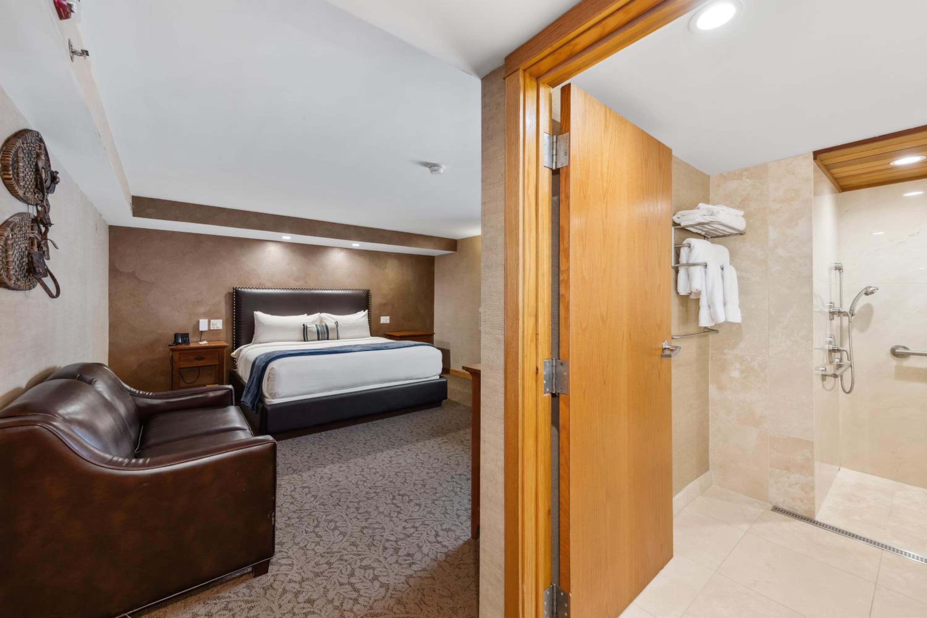 Villageside Accessible King Room photo 1