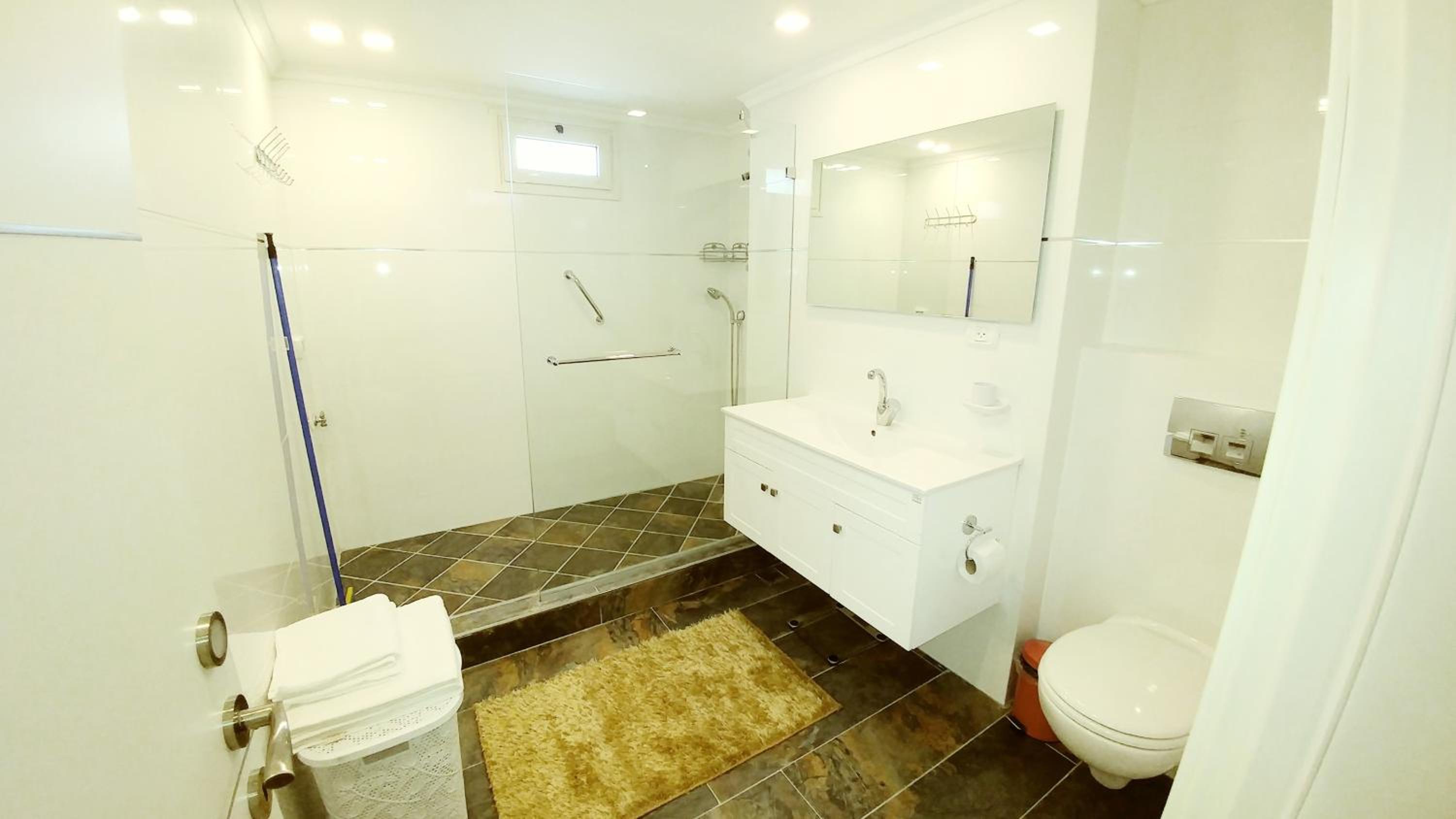 Luxury Two-Bedroom Apartment photo 2