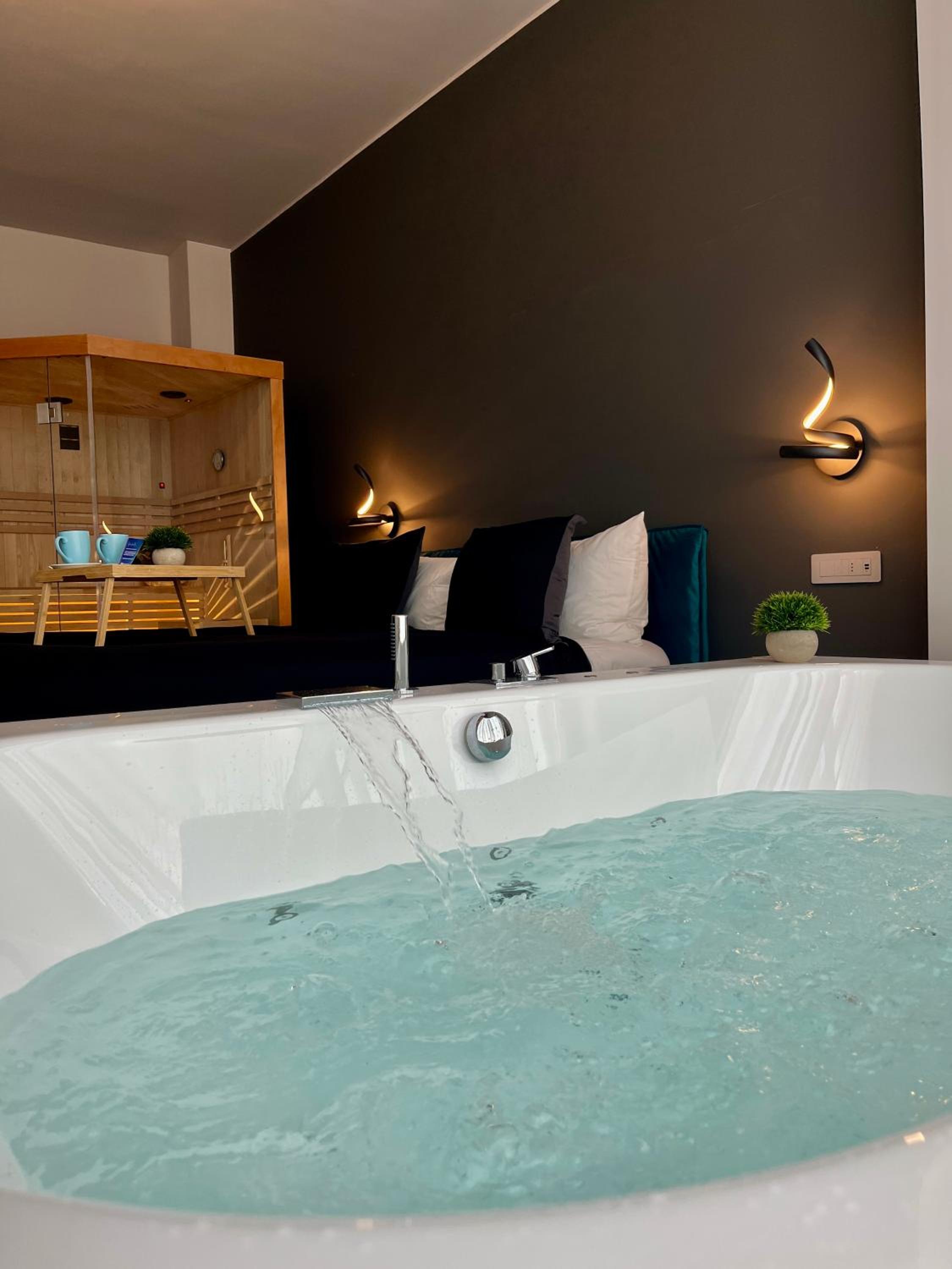 Deluxe Suite with Spa Bath